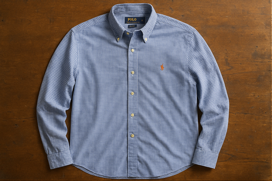 Fotografía realista de camisa Polo Ralph Lauren Oxford con cuadros Gingham pequeños y logo naranja