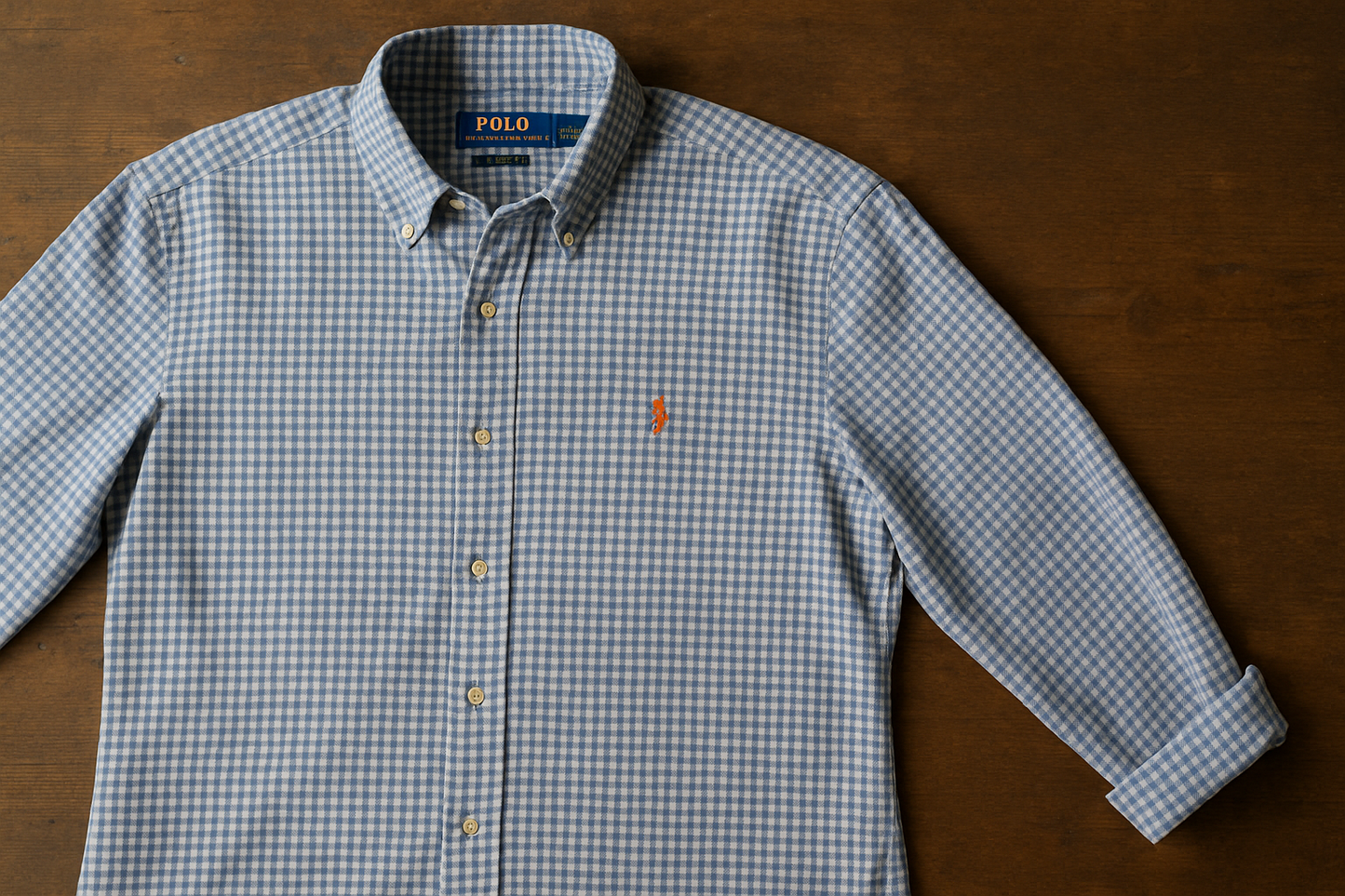 Fotografía realista desde arriba de camisa Polo Ralph Lauren Oxford con cuadros Gingham pequeños y logo naranja