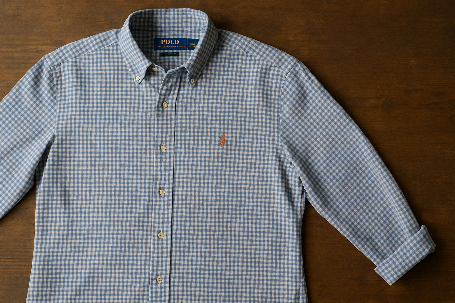 Fotografía realista desde arriba de camisa Polo Ralph Lauren Oxford con cuadros Gingham pequeños y logo naranja
