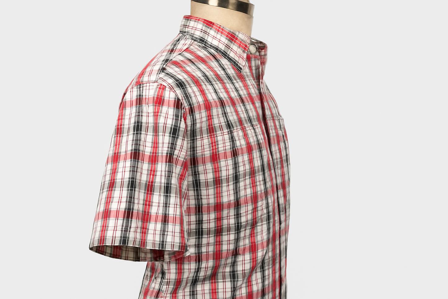 Ghost Mannequin - Vista lateral