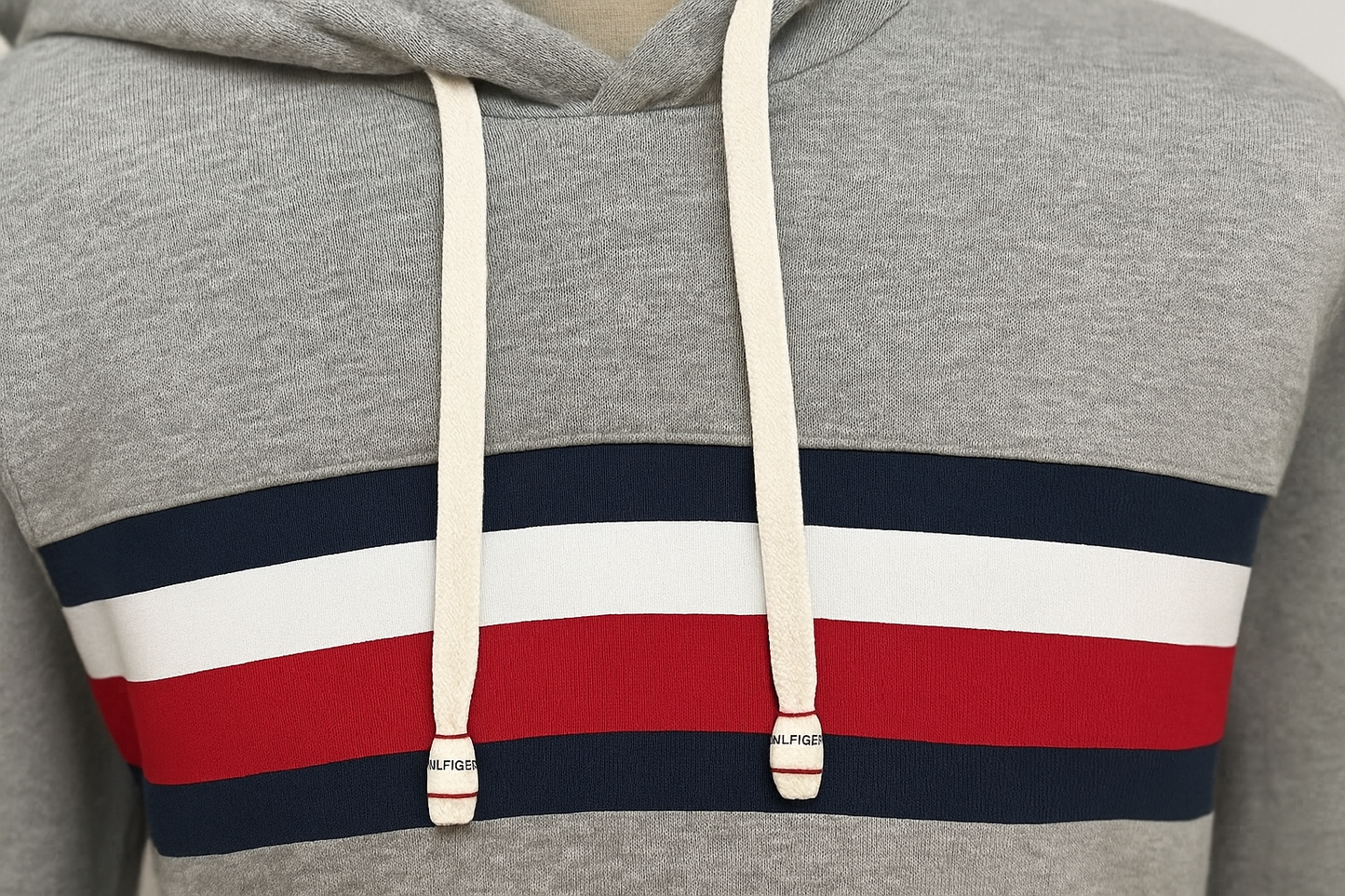 Hoodie gris con franjas tricolor - Detalle de la capucha y franjas