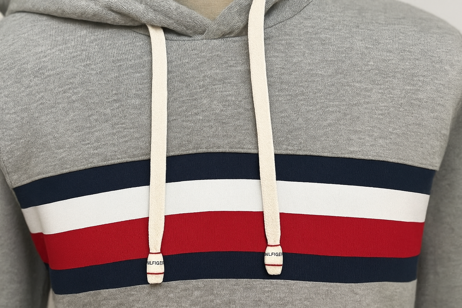 Hoodie gris con franjas tricolor - Detalle de la capucha y franjas