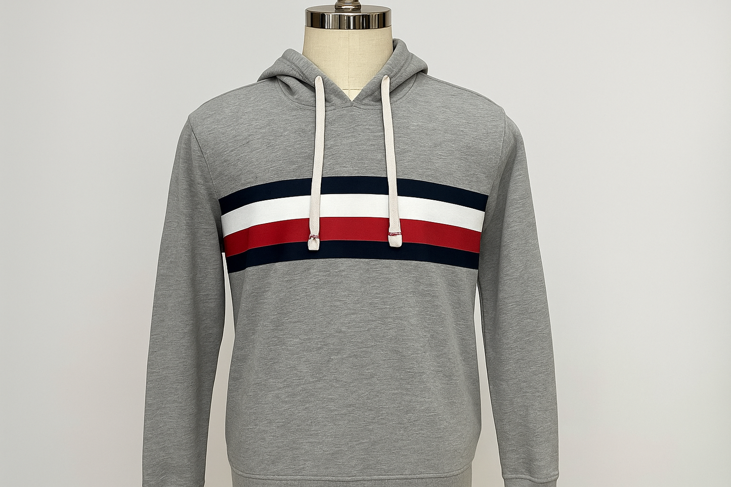 Hoodie gris con franjas tricolor - En maniquí mostrando el ajuste