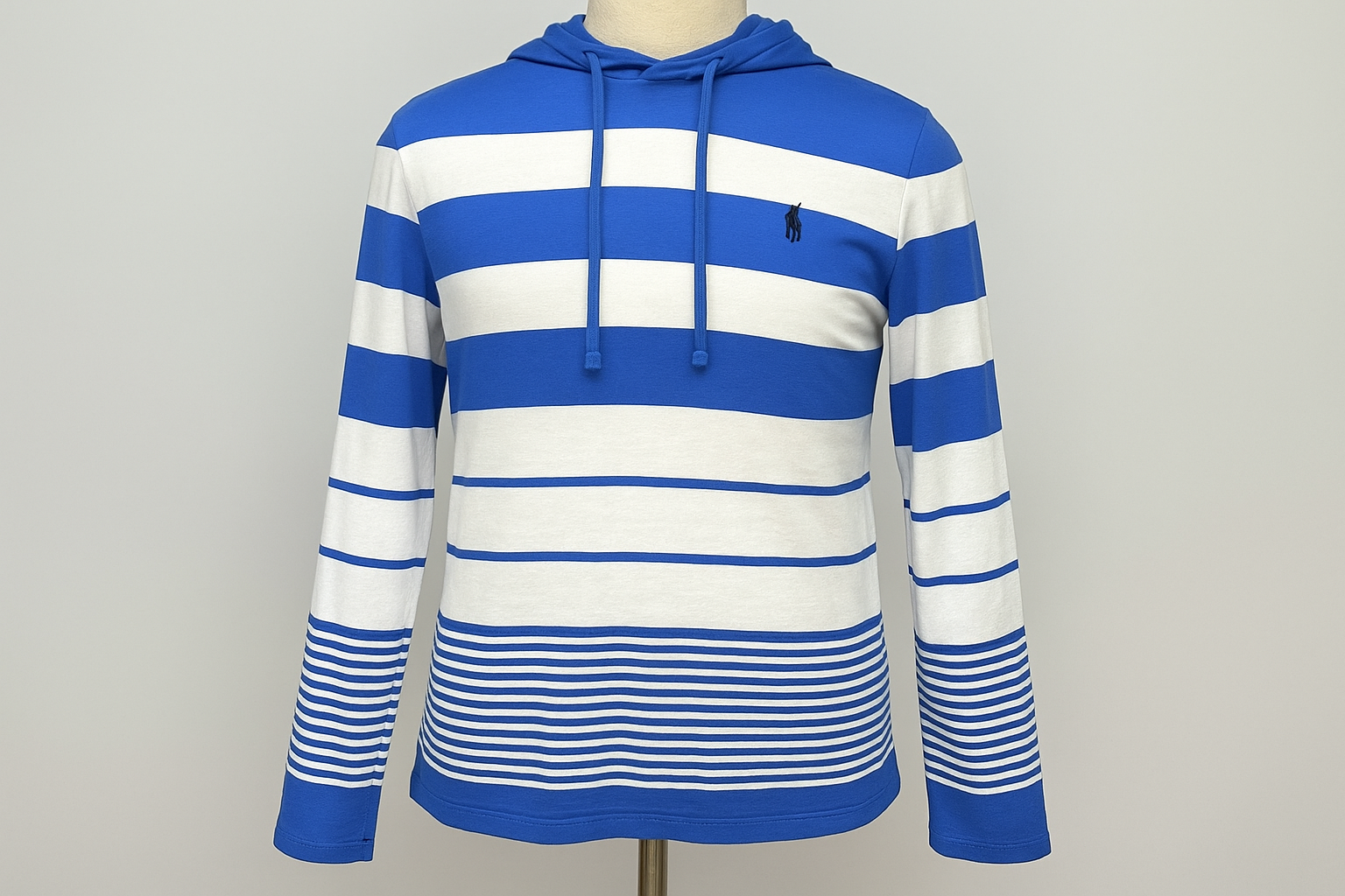 Hoodie Polo Ralph Lauren a rayas - En maniquí mostrando el ajuste