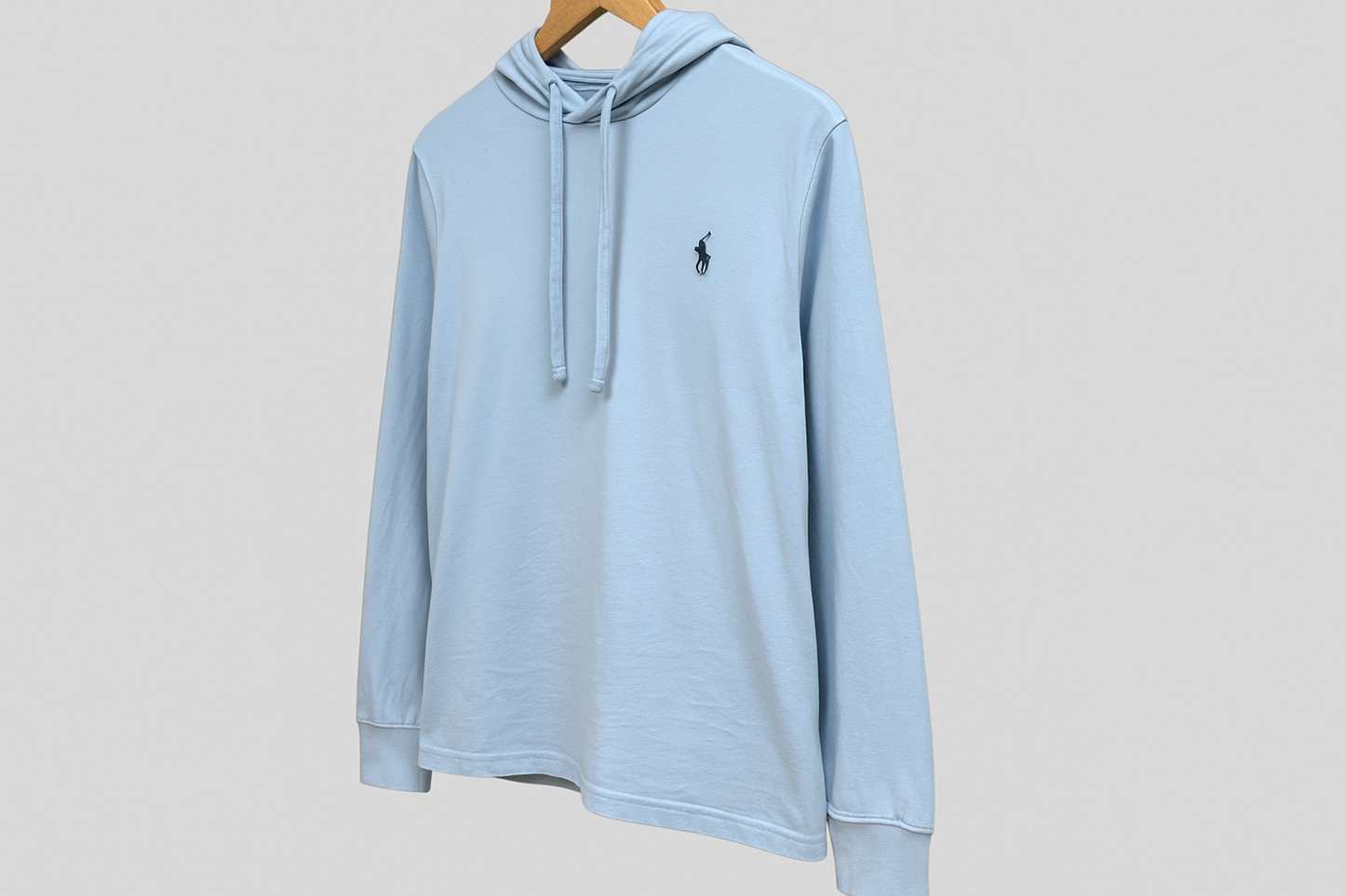 Hoodie Polo Ralph Lauren azul claro - Colgada en percha