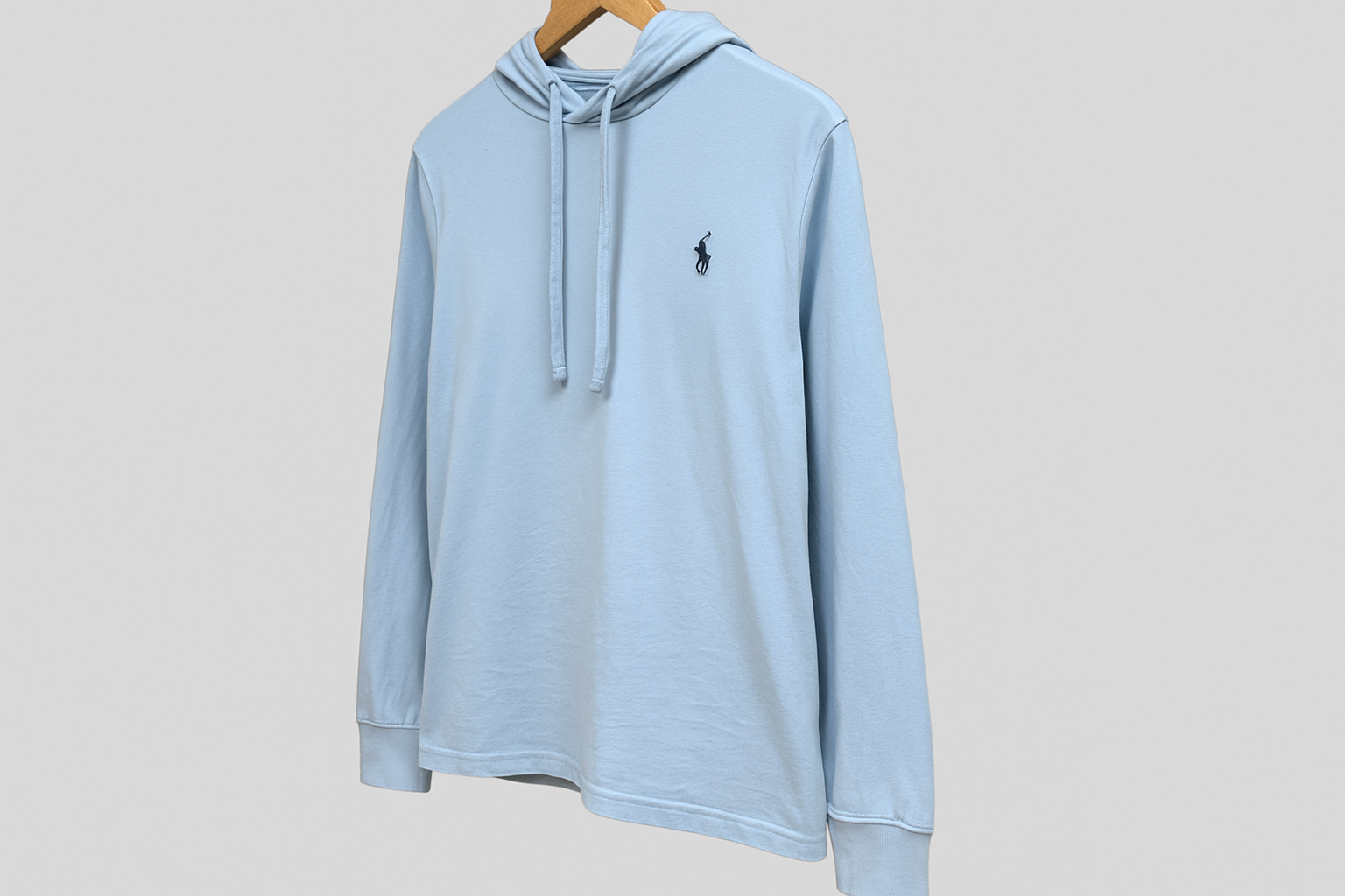 Hoodie Polo Ralph Lauren azul claro - Colgada en percha