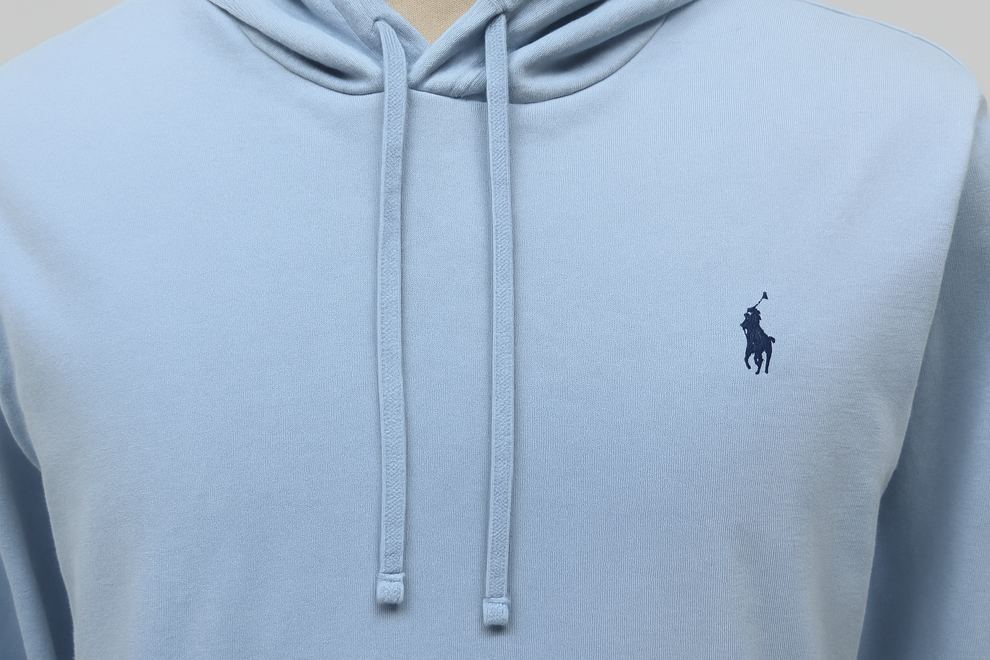 Hoodie Polo Ralph Lauren azul claro - Detalle de la capucha y logo