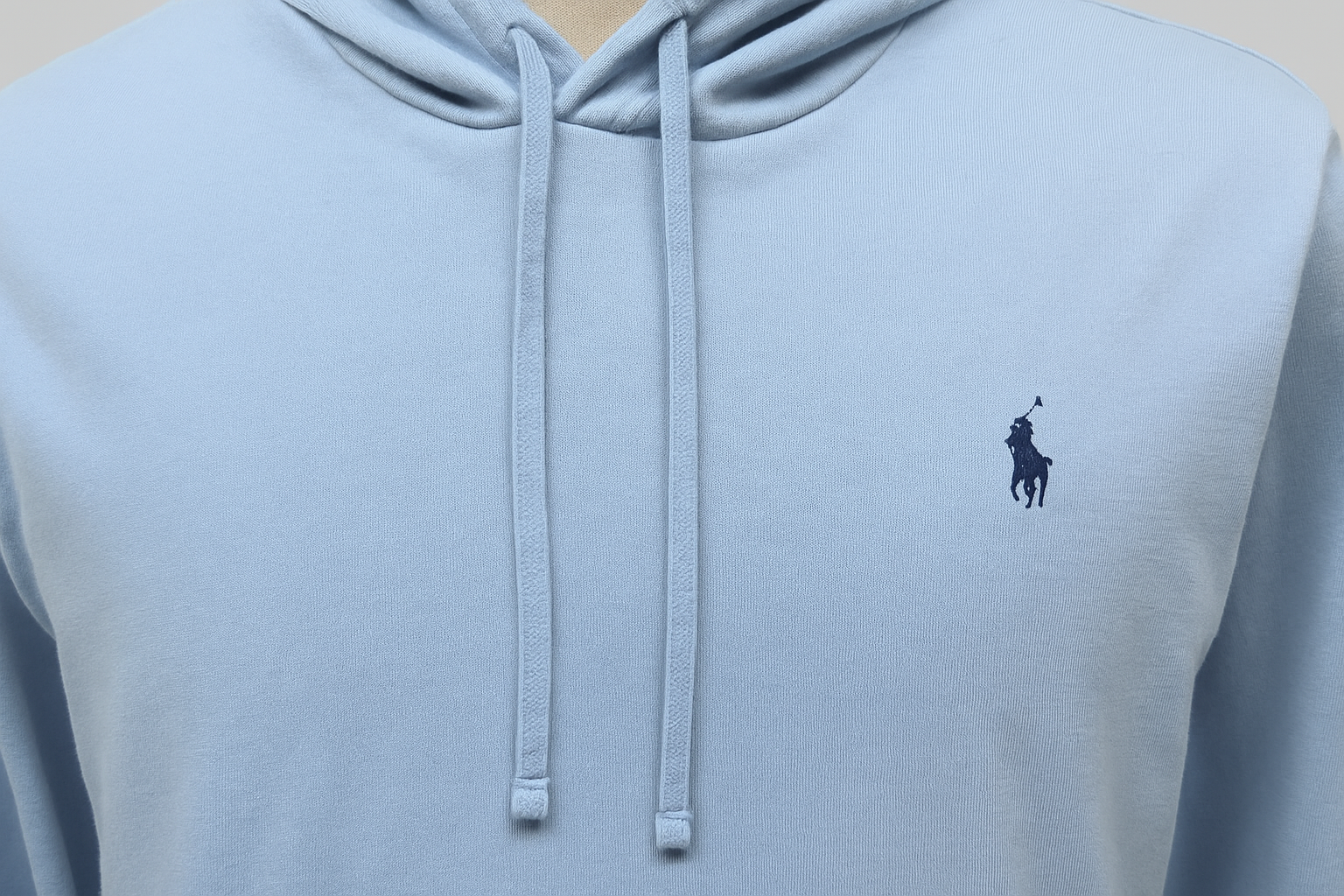 Hoodie Polo Ralph Lauren azul claro - Detalle de la capucha y logo