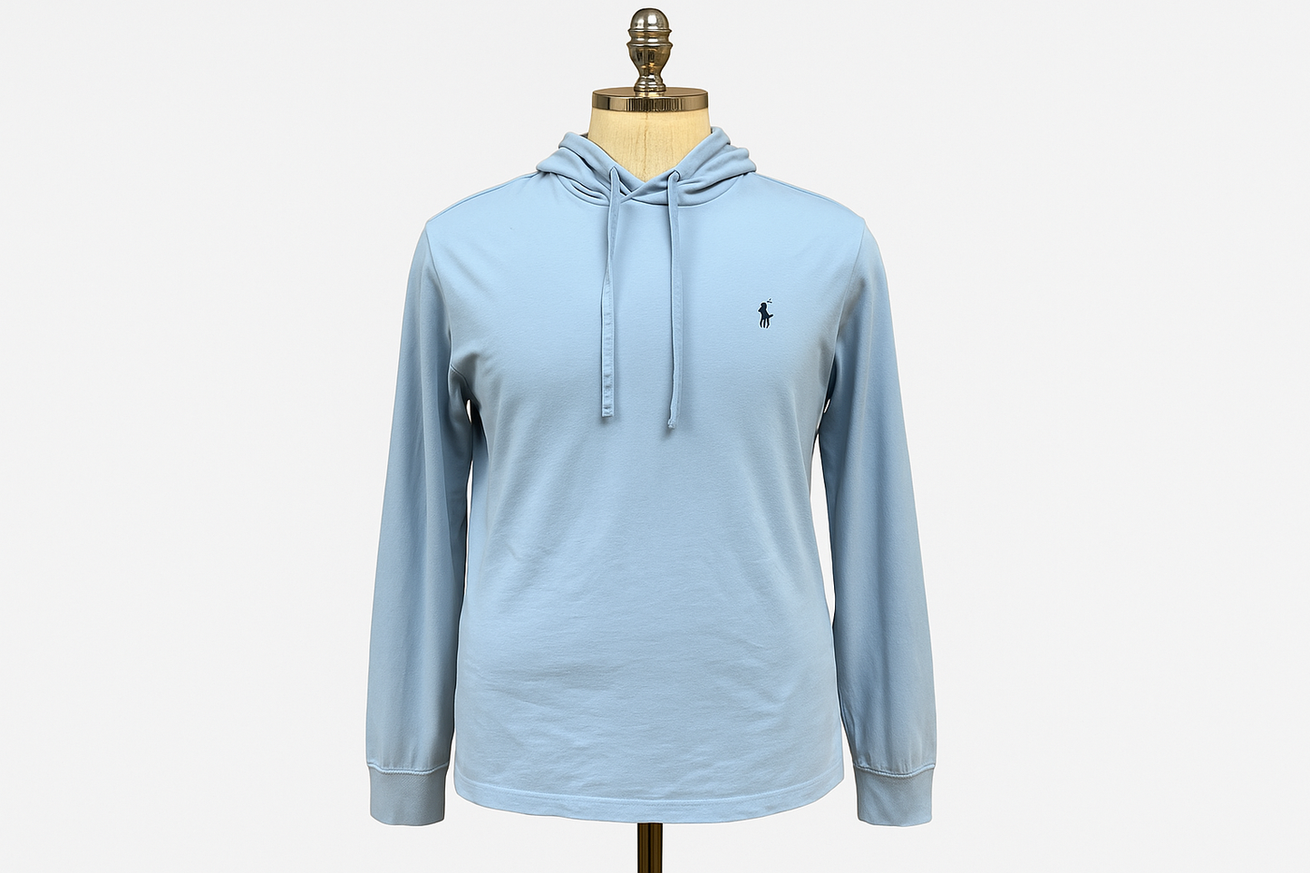 Hoodie Polo Ralph Lauren azul claro - En maniquí mostrando el ajuste