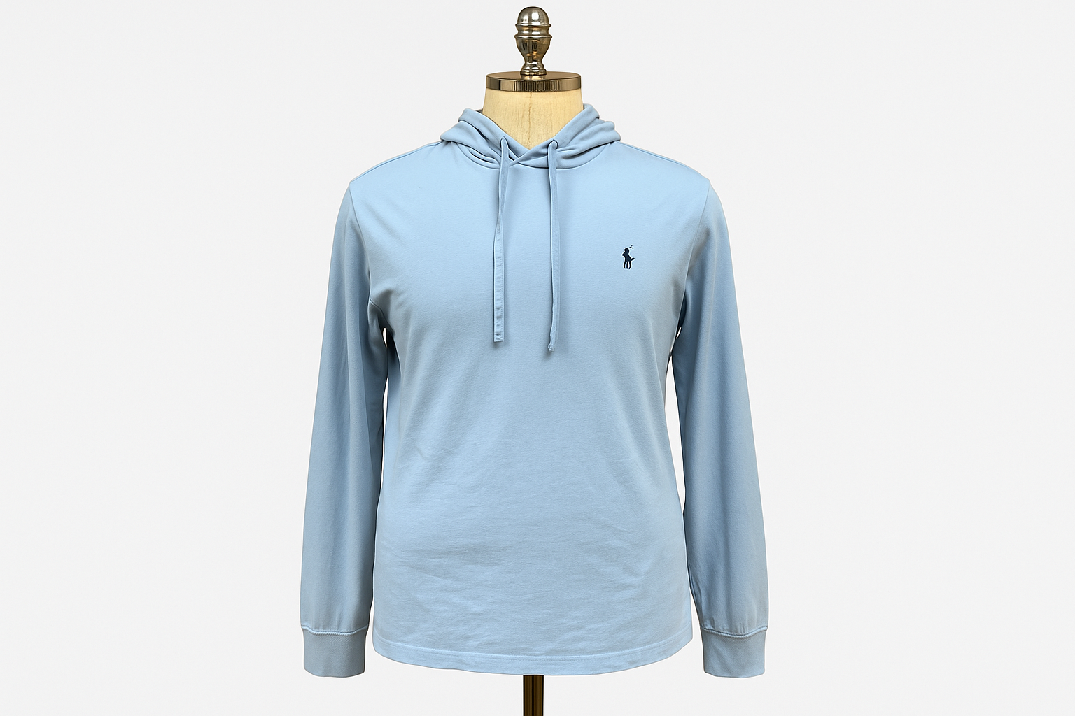 Hoodie Polo Ralph Lauren azul claro - En maniquí mostrando el ajuste