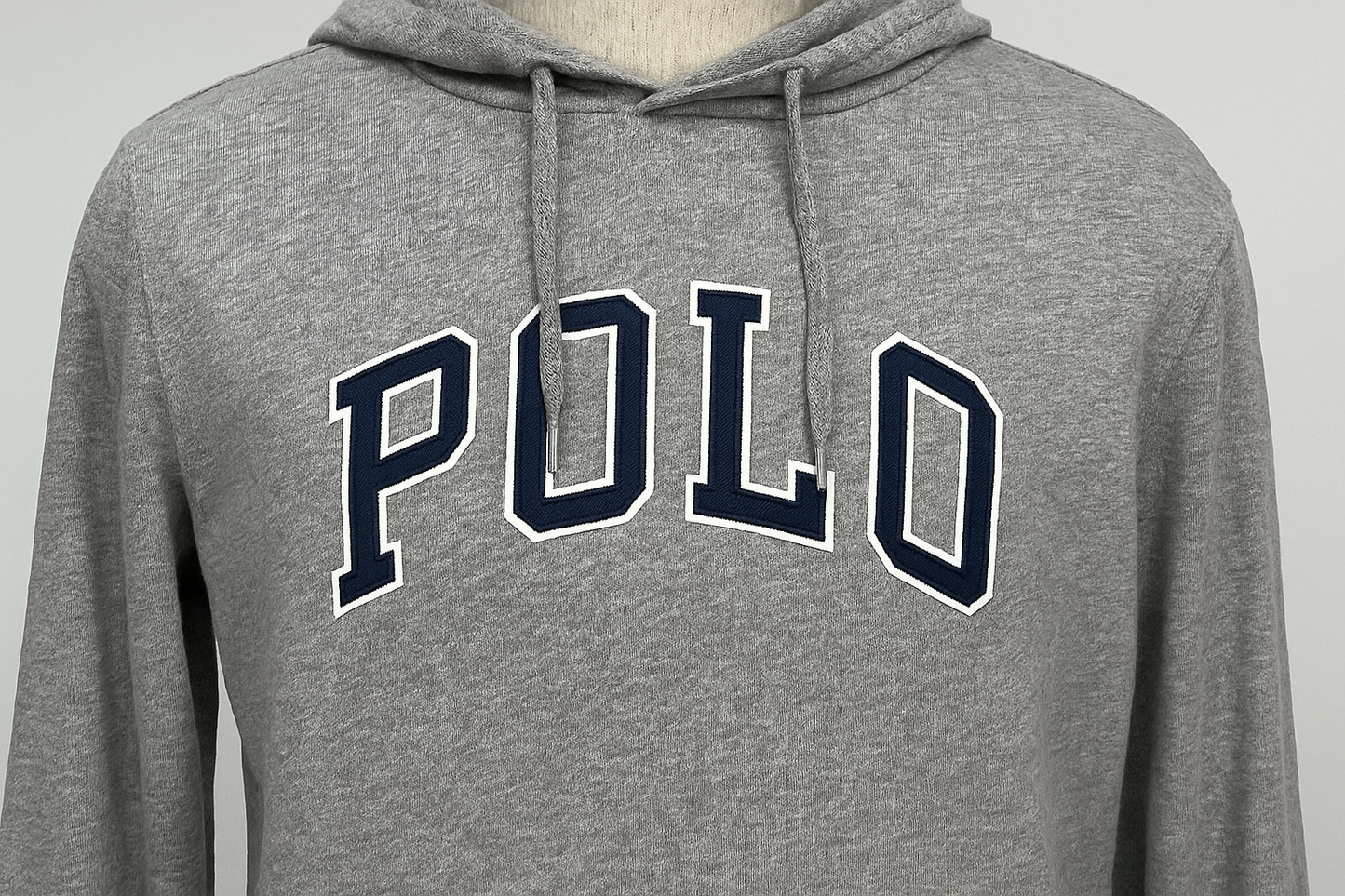 Hoodie Polo Ralph Lauren gris - Detalle de la capucha y letras