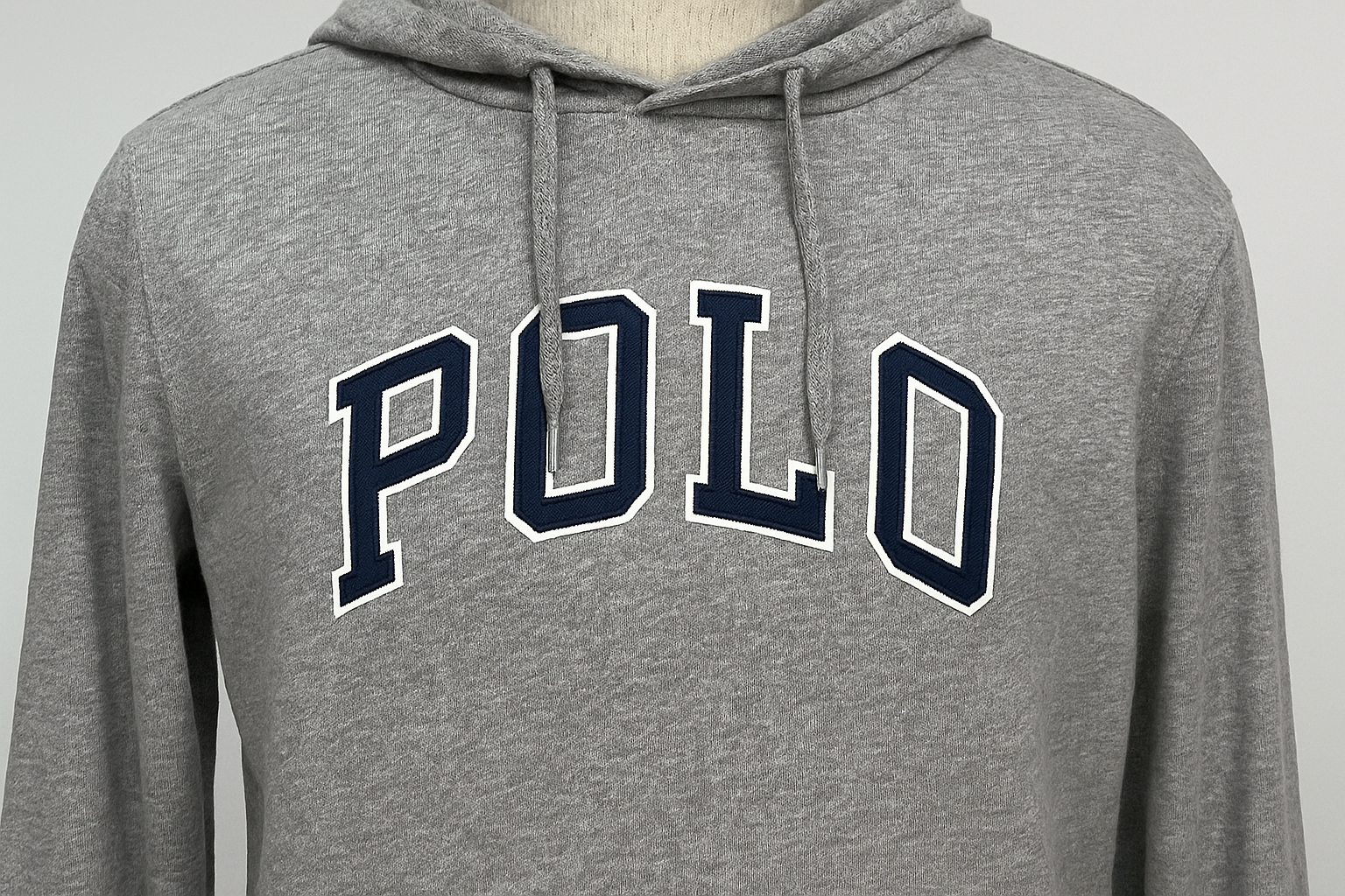Hoodie Polo Ralph Lauren gris - Detalle de la capucha y letras