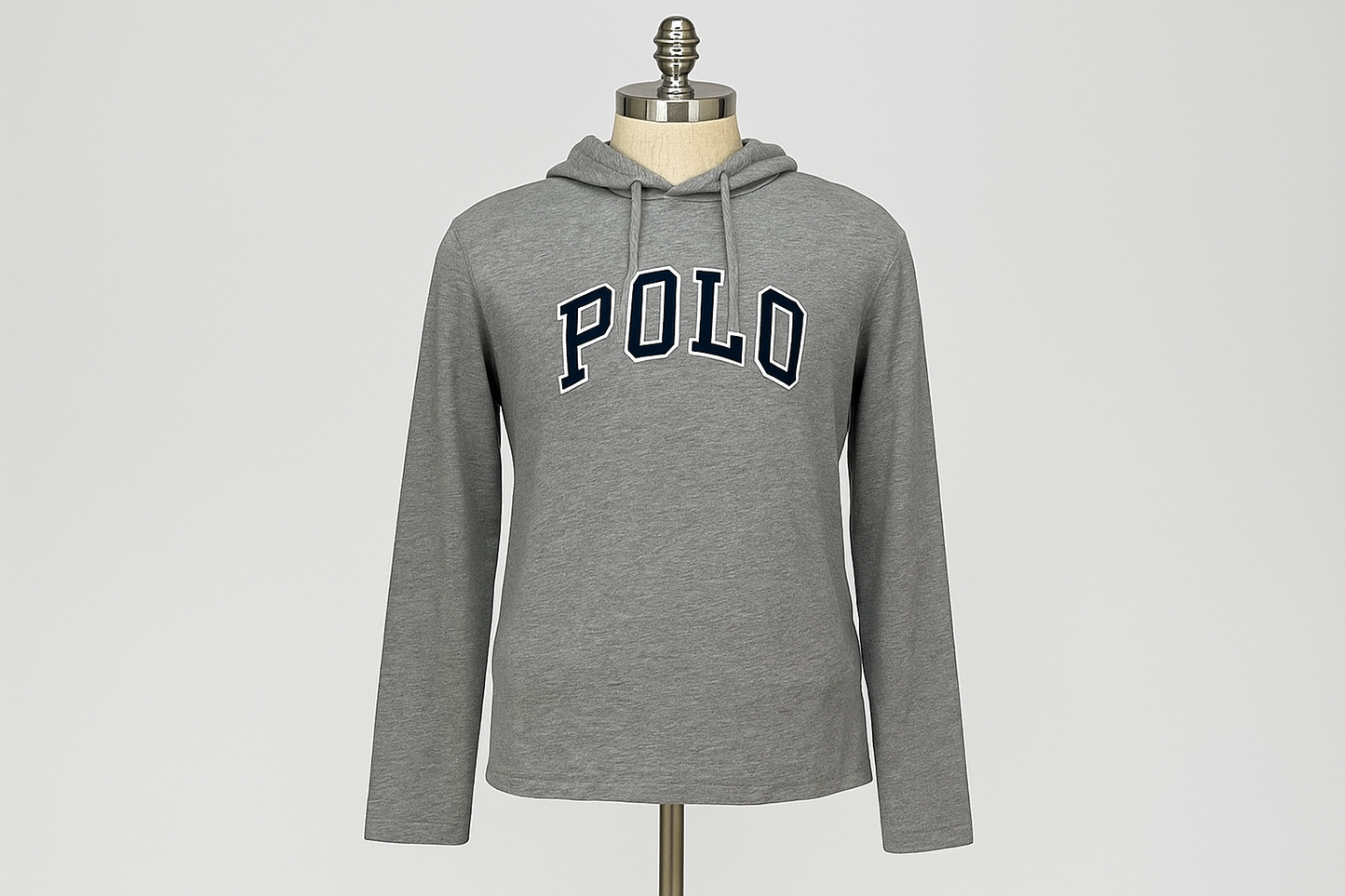 Hoodie Polo Ralph Lauren gris - En maniquí mostrando el ajuste