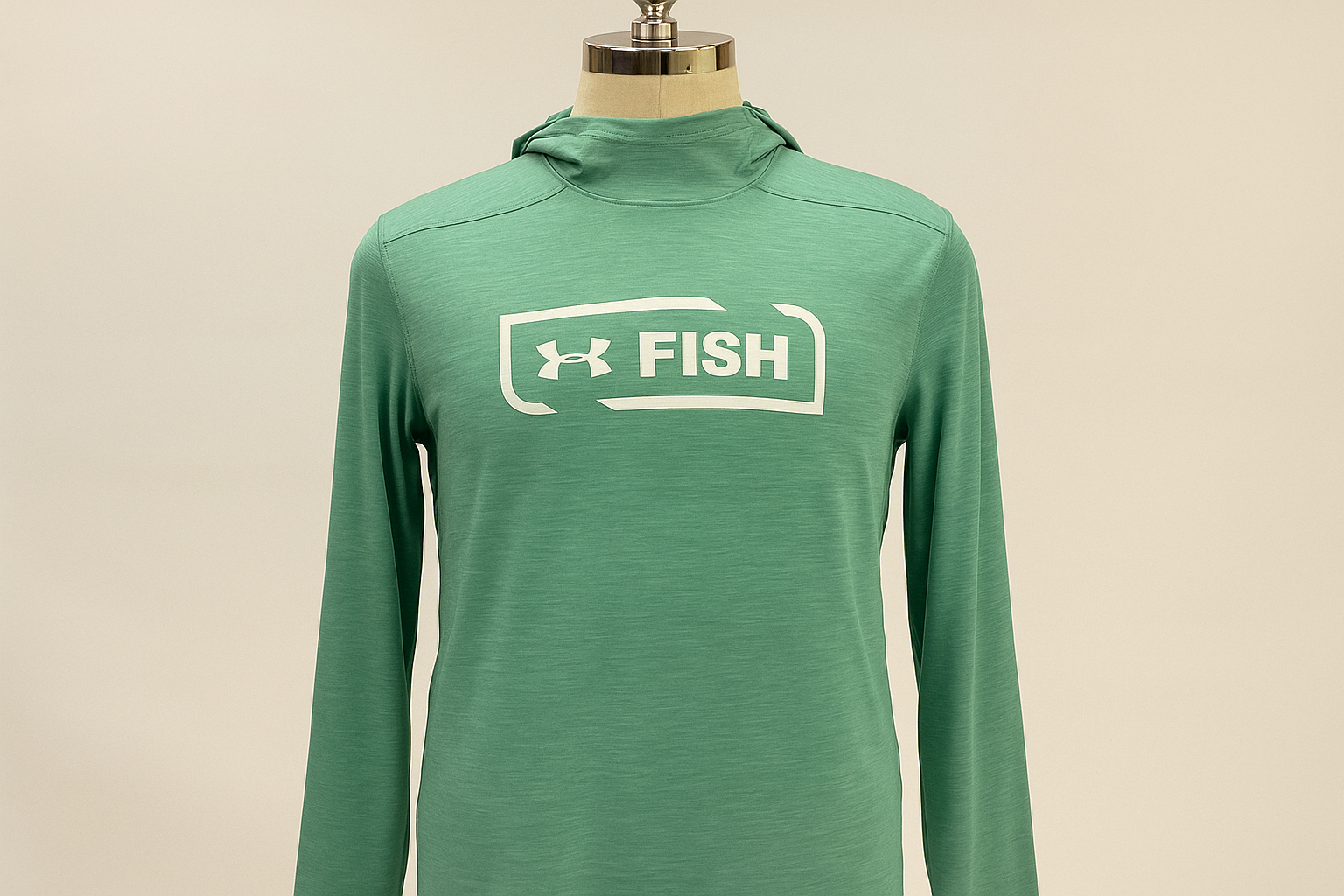 Hoodie Under Armour Fish verde menta - En maniquí mostrando el ajuste