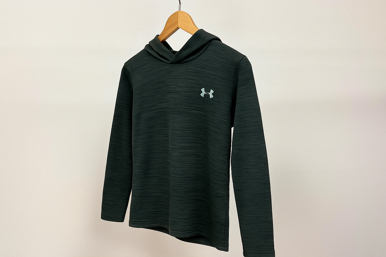 Hoodie Under Armour verde texturizada - Colgada en percha