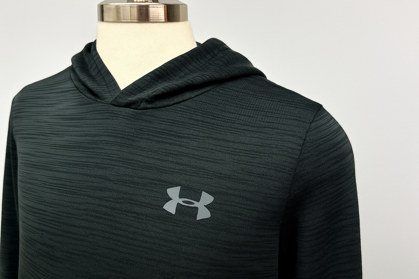 Hoodie Under Armour verde texturizada - Detalle de la capucha y logo
