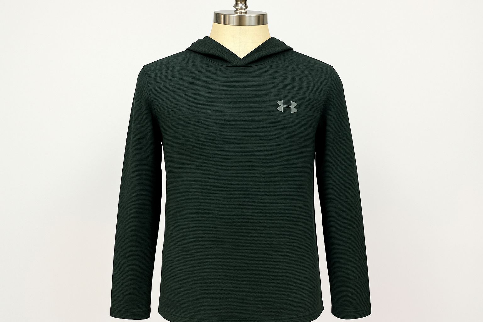 Hoodie Under Armour verde texturizada - En maniquí mostrando el ajuste