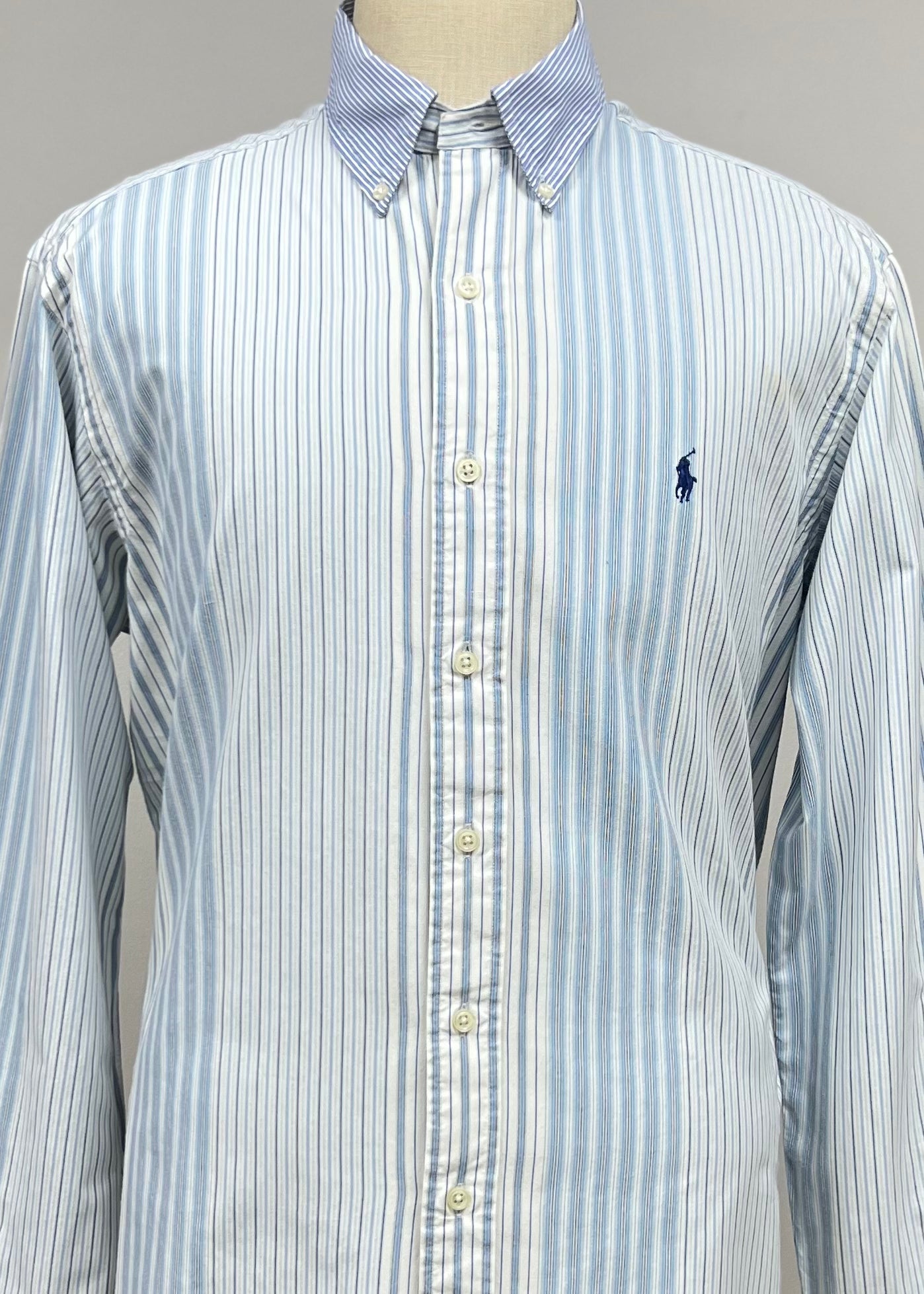 Camisa Polo Ralph Lauren 🏇🏼 color Blanco con patron de rayas en celeste y azul navy Talla L Entalle Clásico (ver descripción)