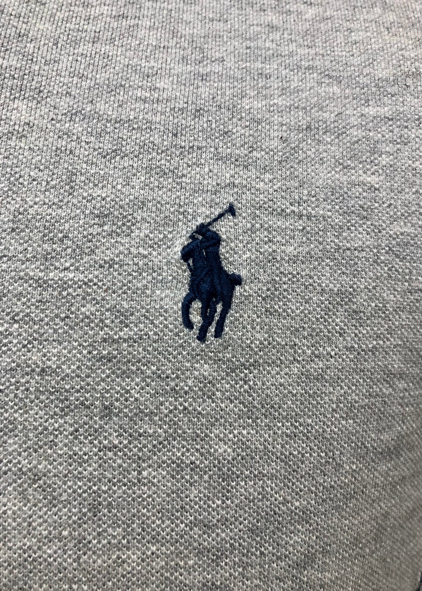 Camiseta Polo Ralph Lauren 🏇🏼 color gris con patrón de logo color azul navy Talla L Entalle Clásico