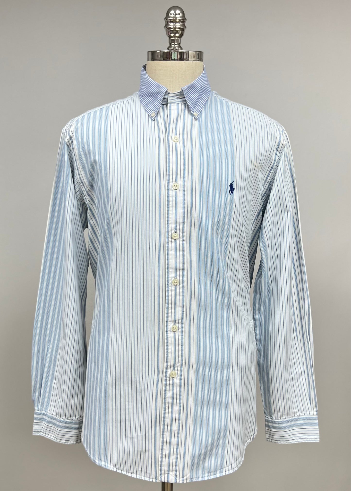 Camisa Polo Ralph Lauren 🏇🏼 color Blanco con patron de rayas en celeste y azul navy Talla L Entalle Clásico (ver descripción)