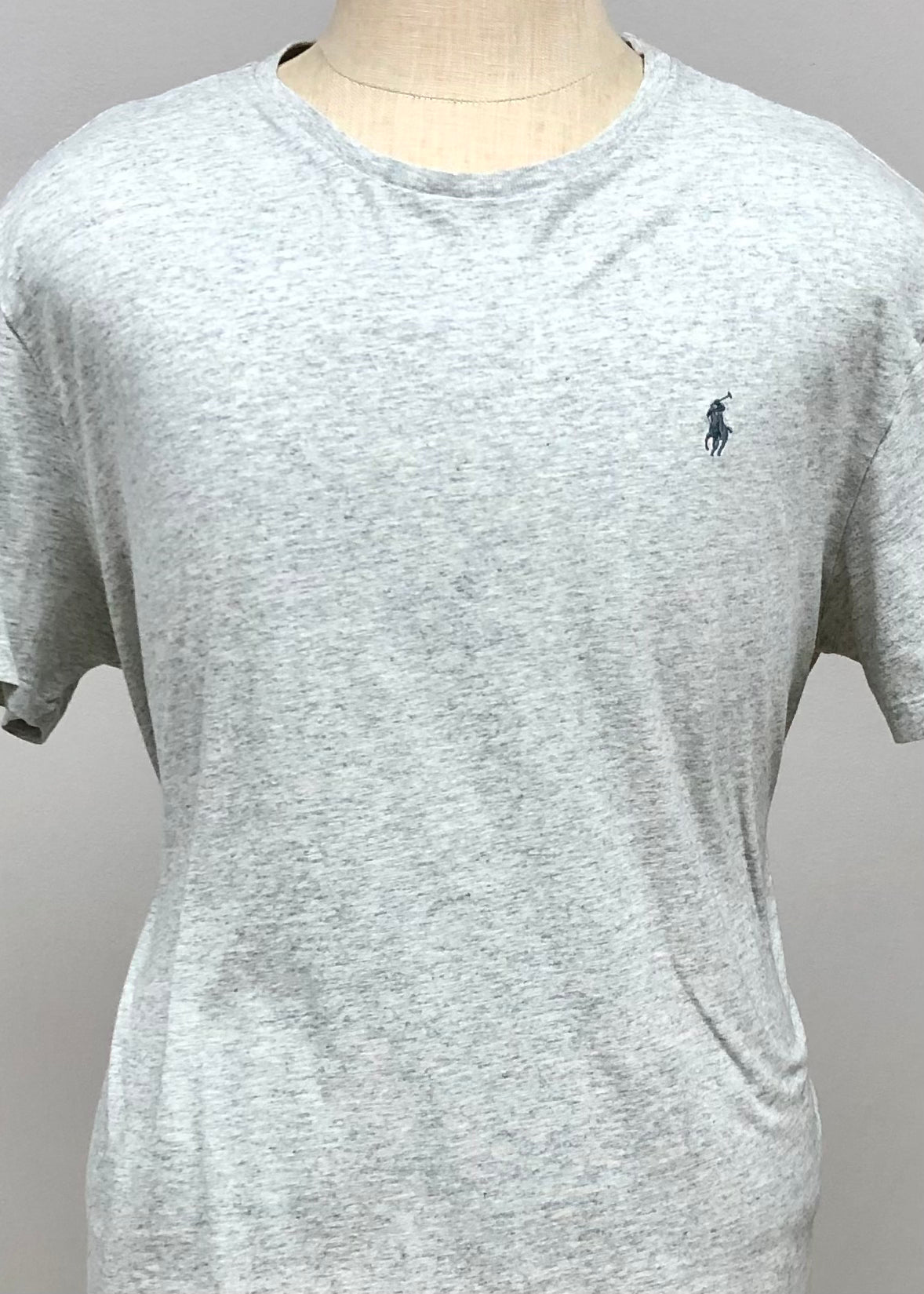 Camiseta cuello redondo Polo Ralph Lauren 🏇🏼 color gris claro y logo en negro Talla XL