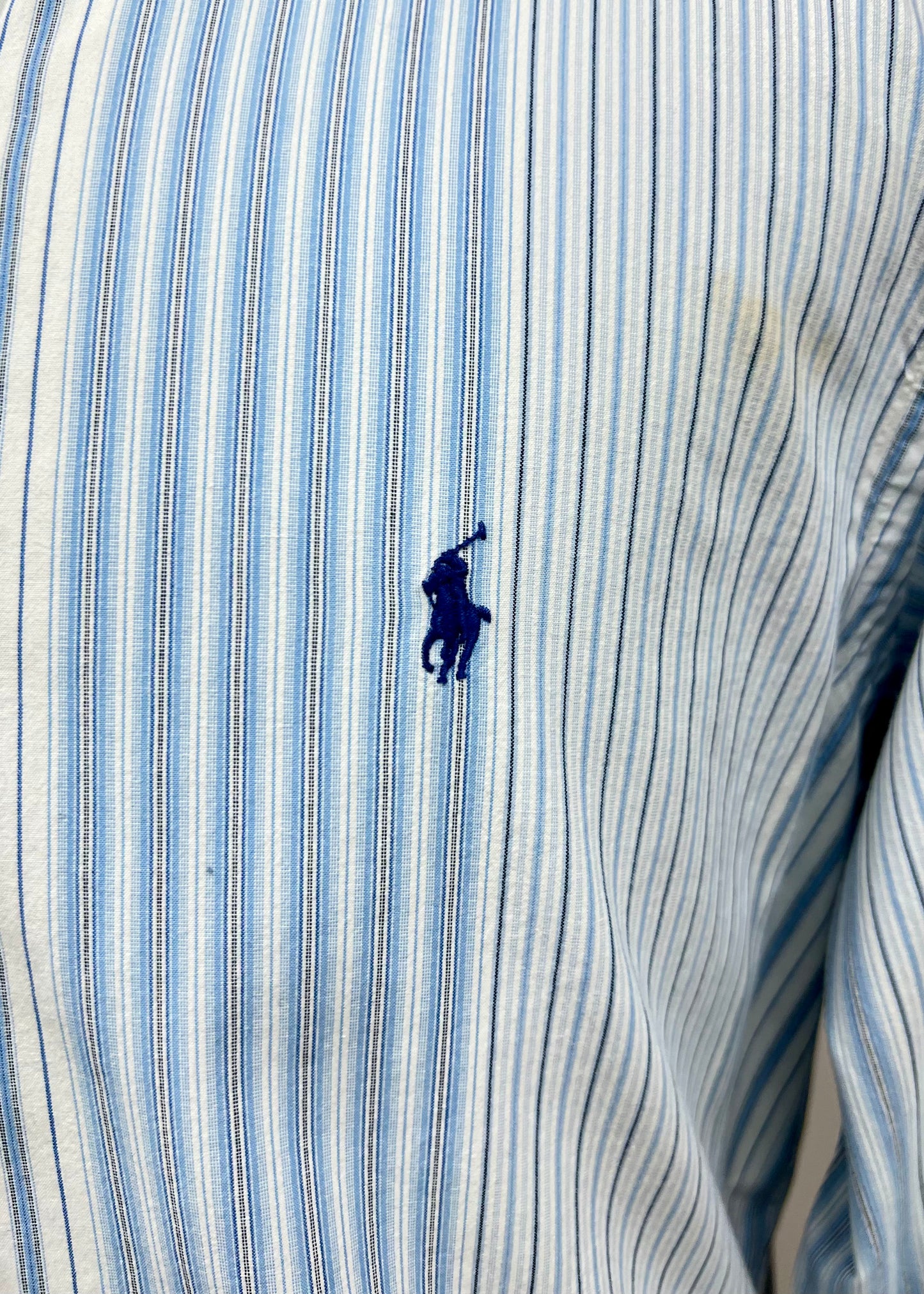 Camisa Polo Ralph Lauren 🏇🏼 color Blanco con patron de rayas en celeste y azul navy Talla L Entalle Clásico (ver descripción)