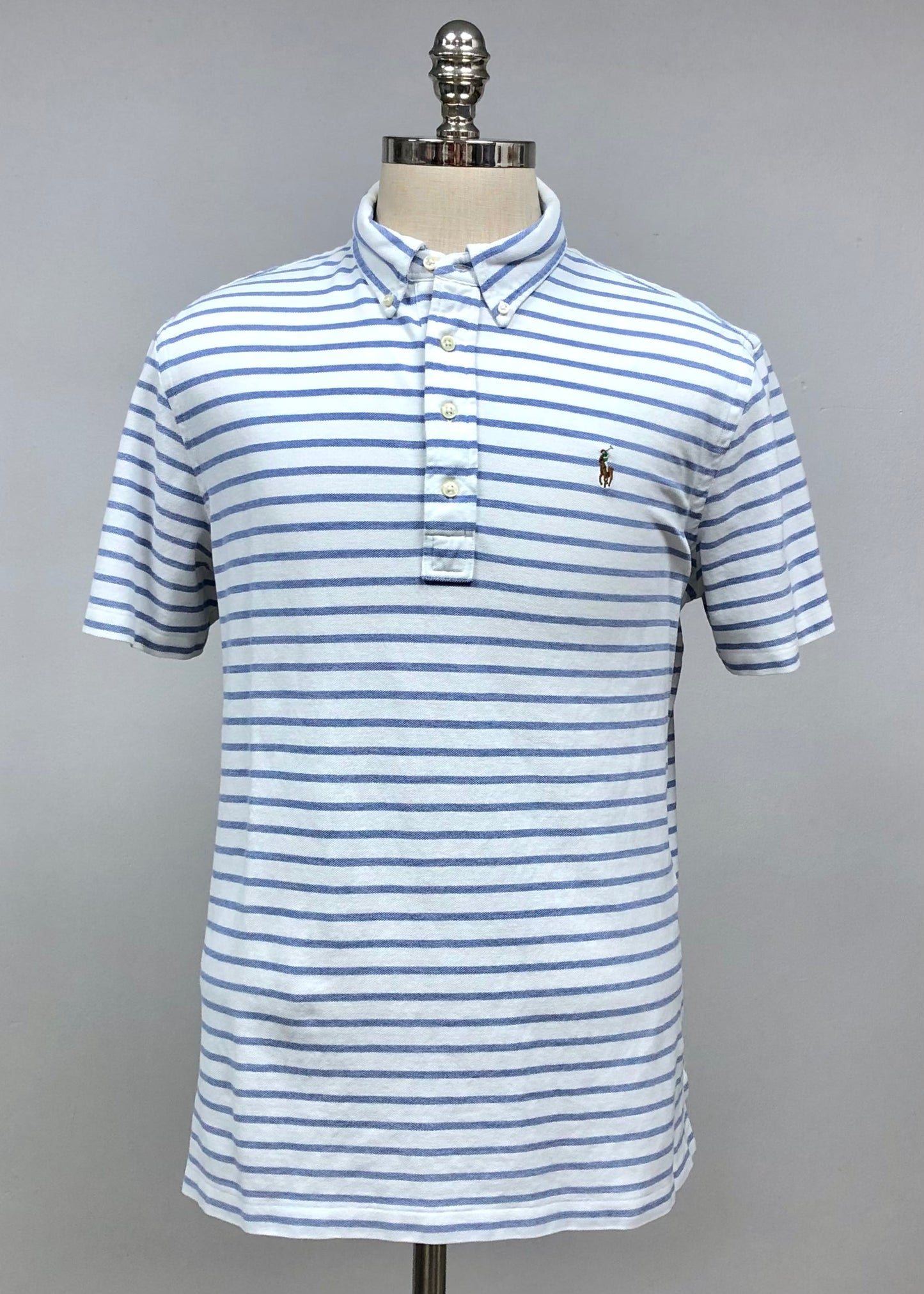 Camiseta Polo Ralph Lauren 🏇🏼 (Knit Oxford) color blanco con patrón del rayas en celeste Talla L Entalle Regular