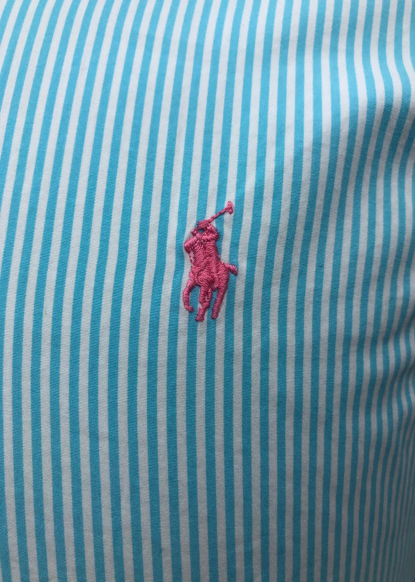 Camisa Polo Ralph Lauren 🏇🏼 Color blanco patron de rayas en color turquesa Talla S Entalle Regular