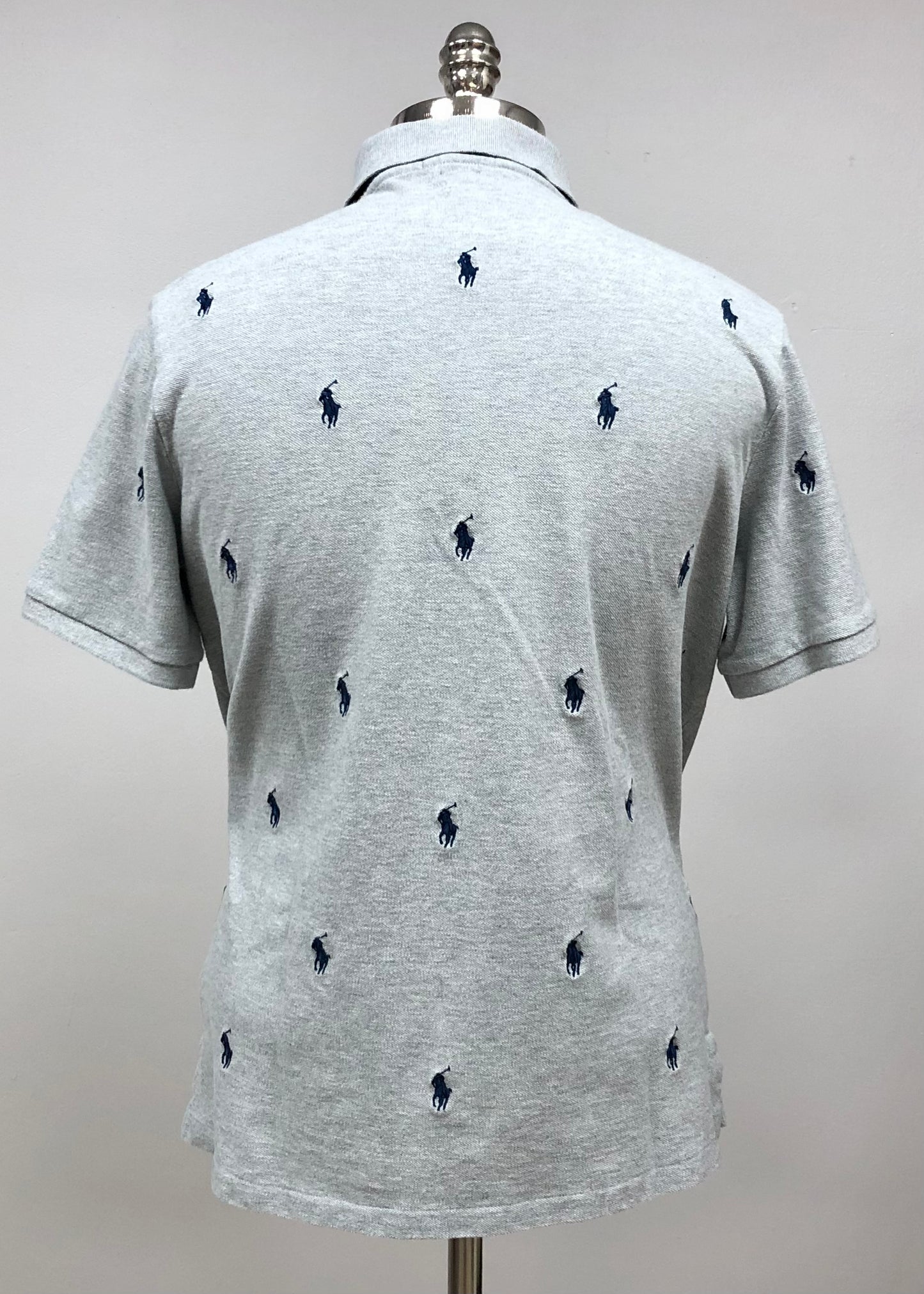 Camiseta Polo Ralph Lauren 🏇🏼 color gris con patrón de logo color azul navy Talla L Entalle Clásico