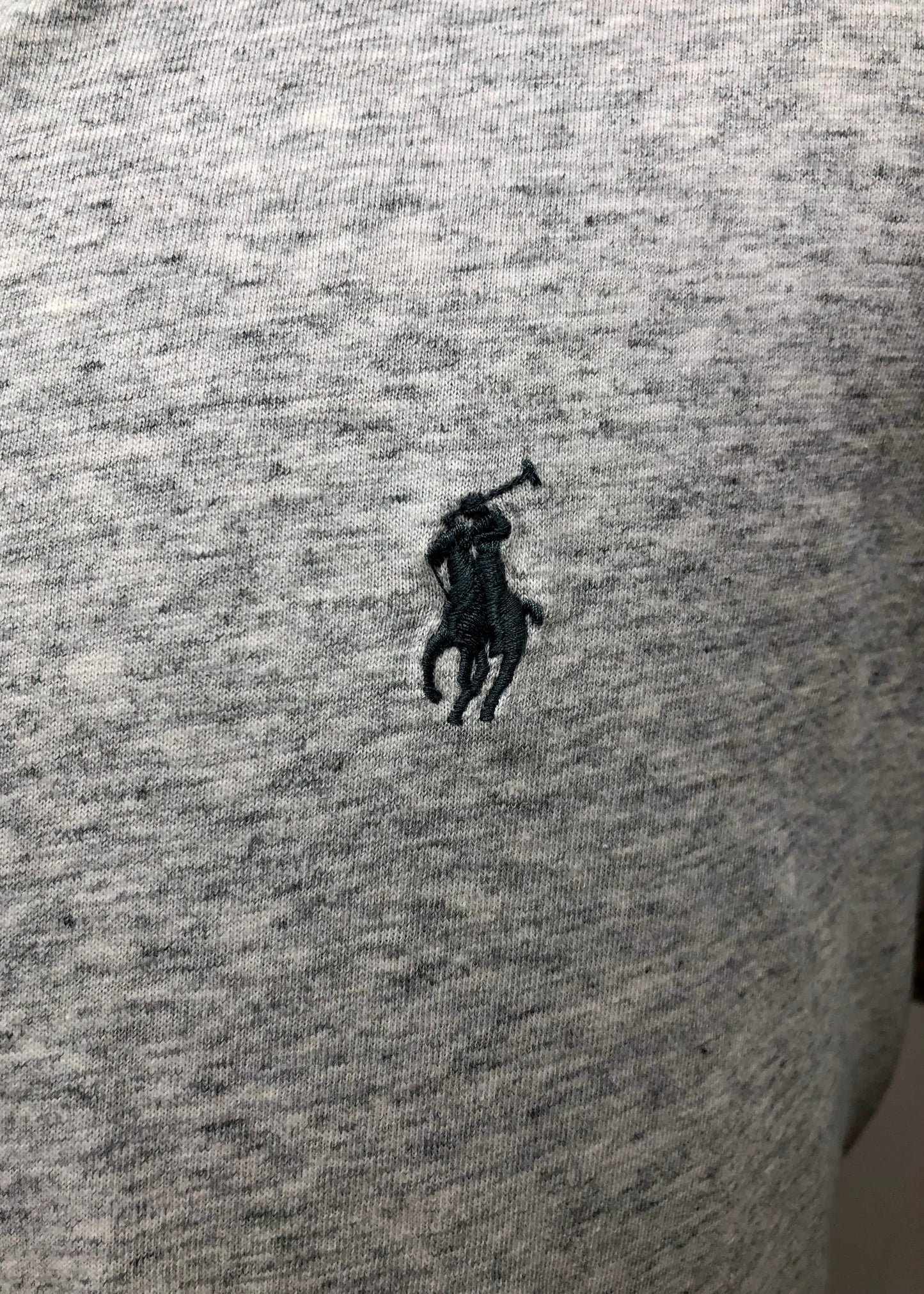 Camiseta cuello redondo Polo Ralph Lauren 🏇🏼 color gris claro y logo en negro Talla XL