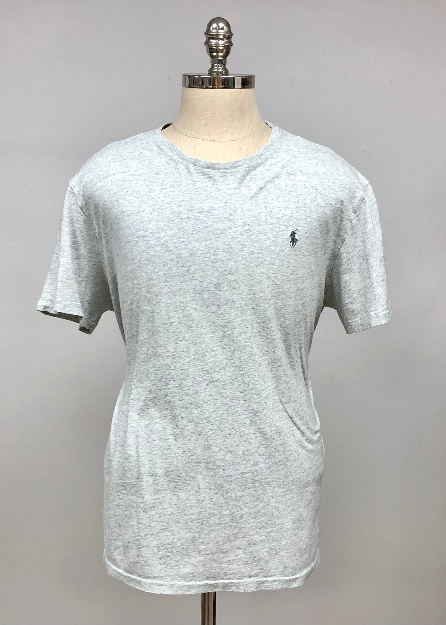 Camiseta cuello redondo Polo Ralph Lauren 🏇🏼 color gris claro y logo en negro Talla XL