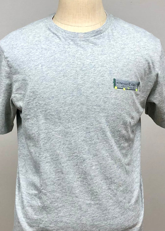 Camiseta de bolsillo Vineyard Vines 🐳 color gris con Diseño de Tenis Talla Medium