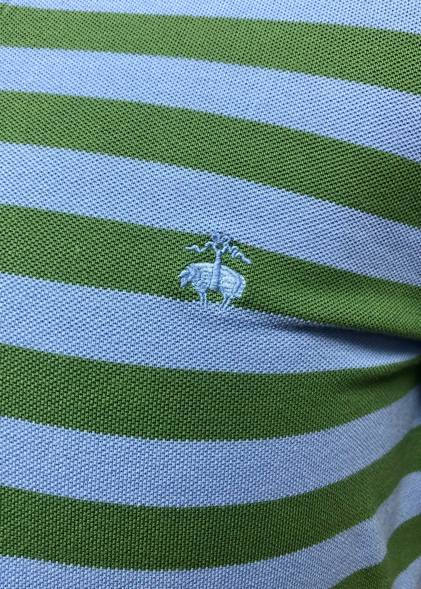 Camiseta Polo Brooks Brothers 🐑 con patrón de rayas celeste y verde Talla M Entalle Slim Fit