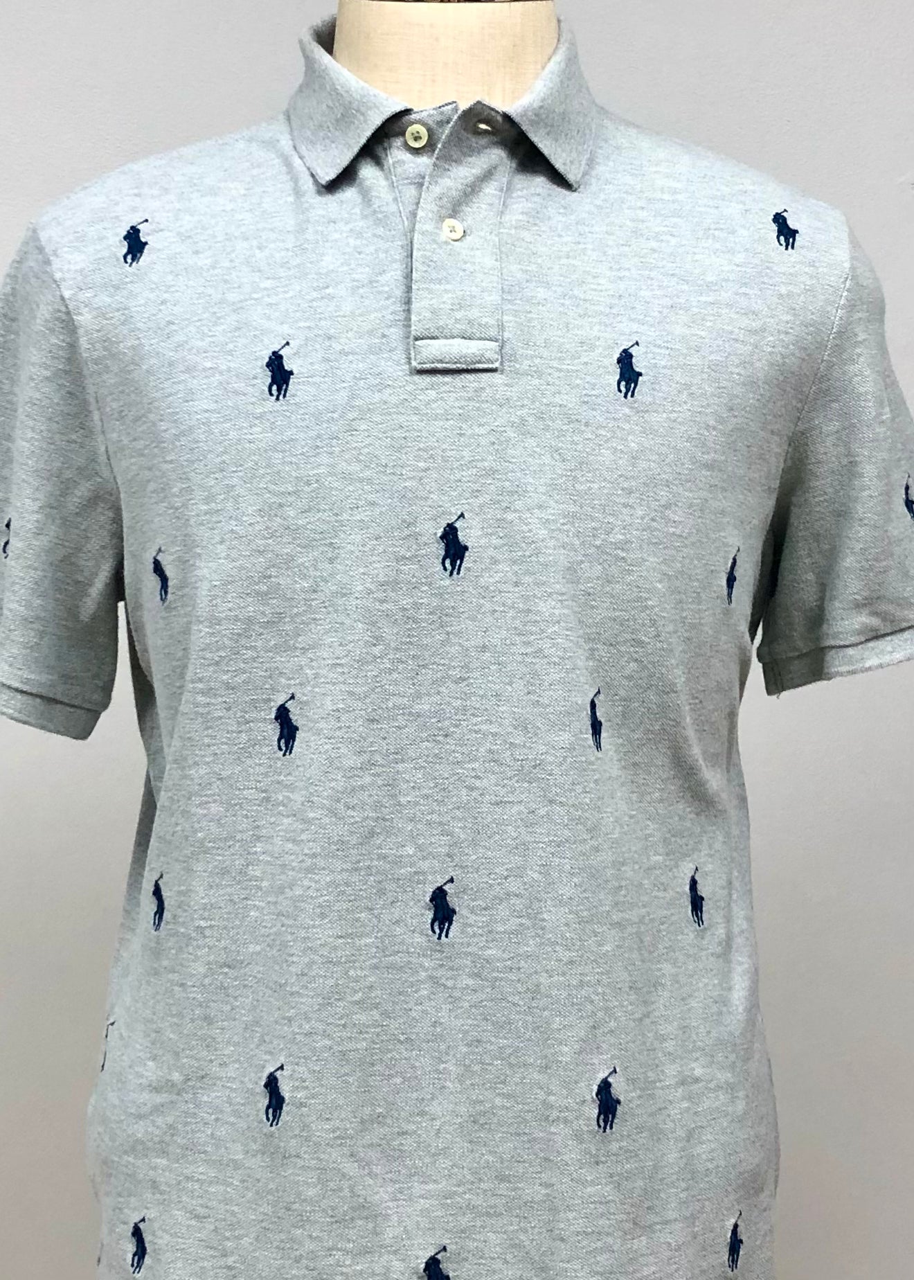 Camiseta Polo Ralph Lauren 🏇🏼 color gris con patrón de logo color azul navy Talla L Entalle Clásico