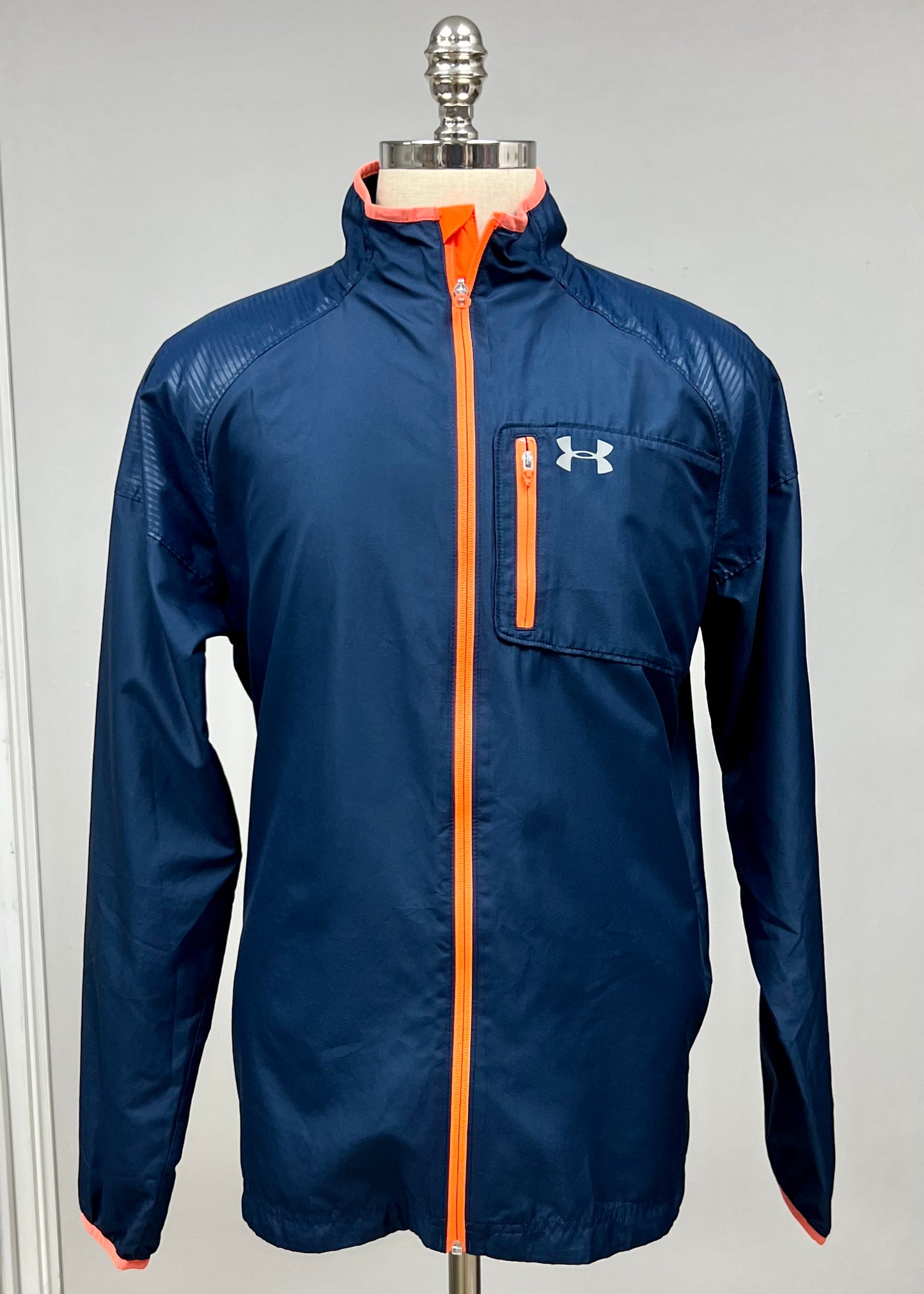 Jacket Under Armour 🏋🏽 color azul con zíper completo color naranja y logo en color plateado Talla L