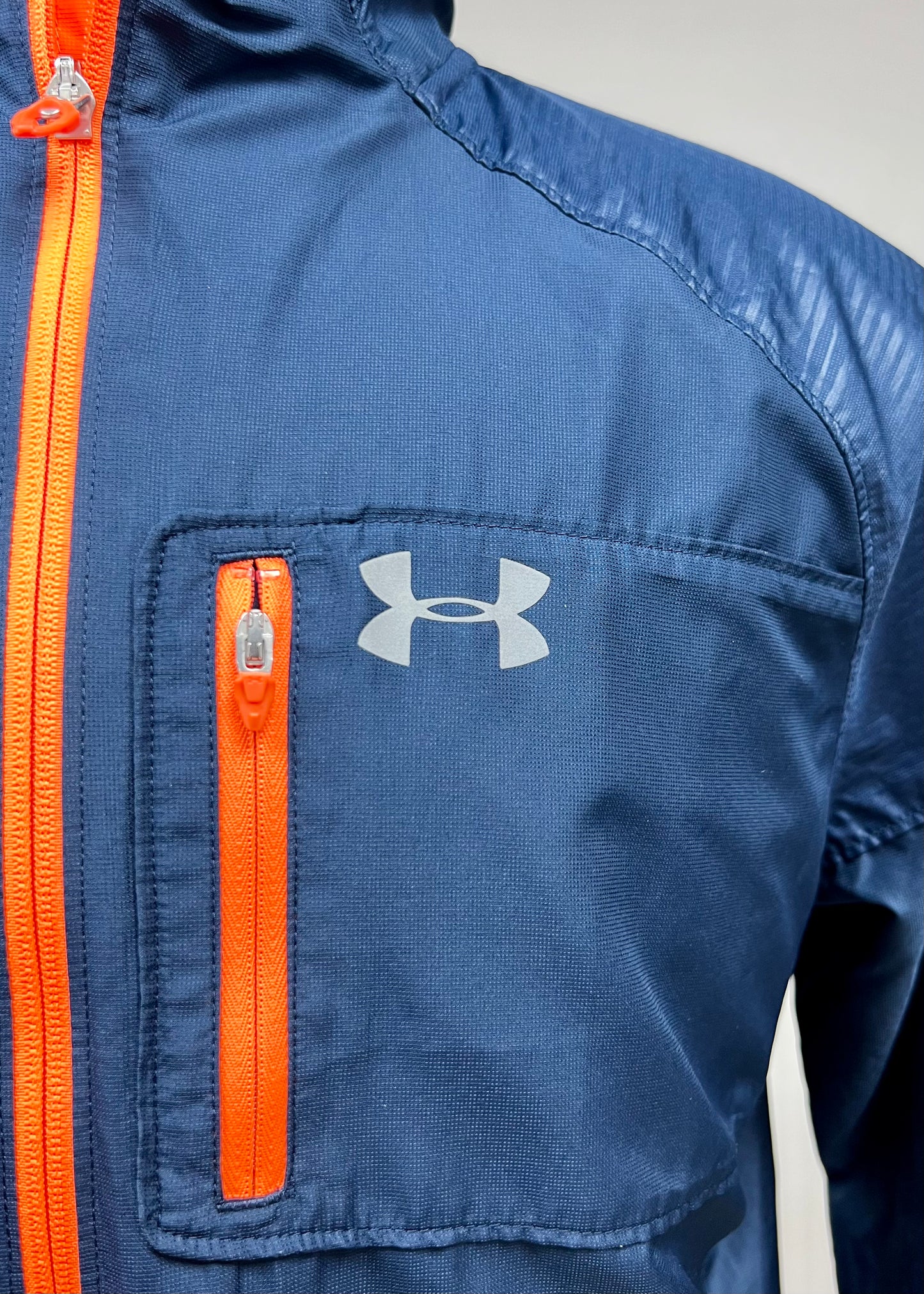 Jacket Under Armour 🏋🏽 color azul con zíper completo color naranja y logo en color plateado Talla L