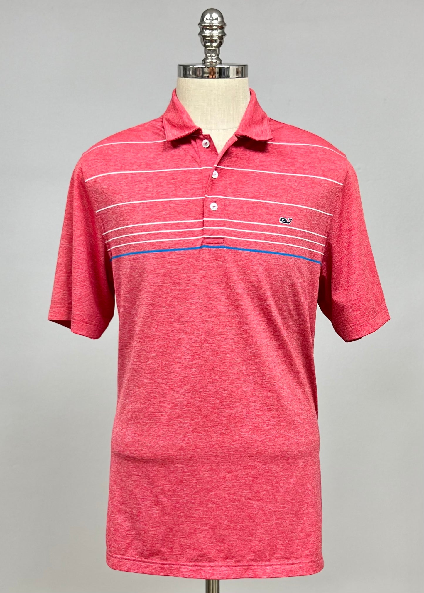 Camiseta Polo Vineyard Vines 🐳 Tela performance color rosado magenta con rayas en azul y blanco Talla L Entalle Regular