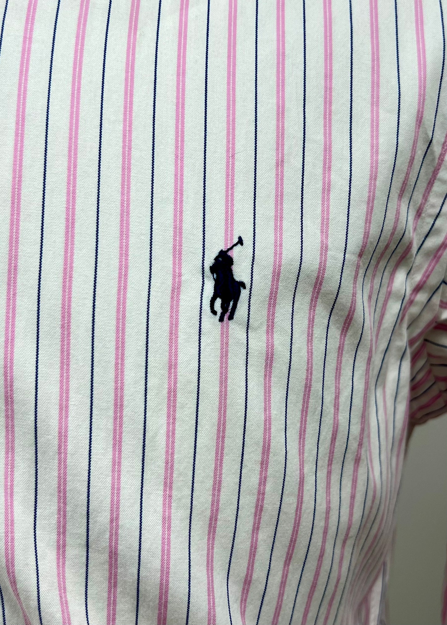 Camisa Polo Ralph Lauren 🏇🏼 color blanco con patrón de rayas en rosado y negro Talla L Entalle Regular