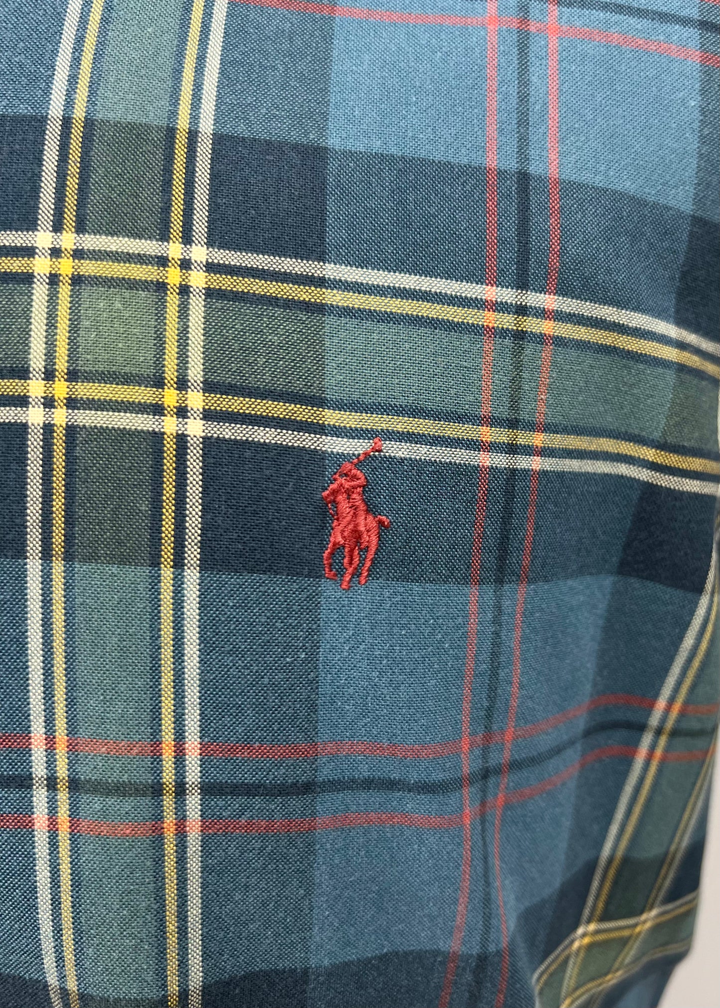 Camisa Polo Ralph Lauren 🏇🏼 con patron de cuadros tartán en color verde oscuro, rojo y amarillo Talla L Entalle Regular