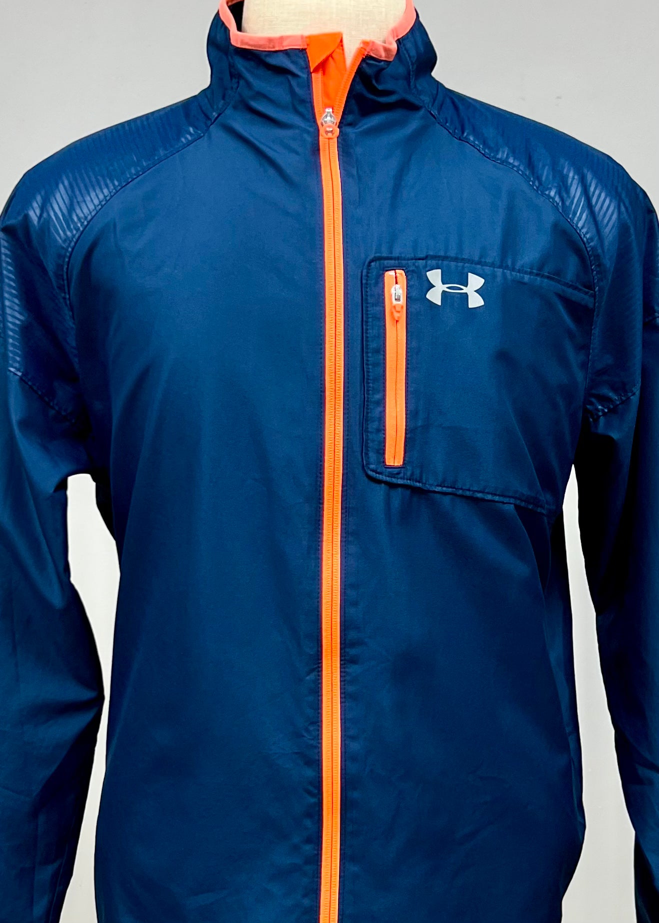 Jacket Under Armour 🏋🏽 color azul con zíper completo color naranja y logo en color plateado Talla L