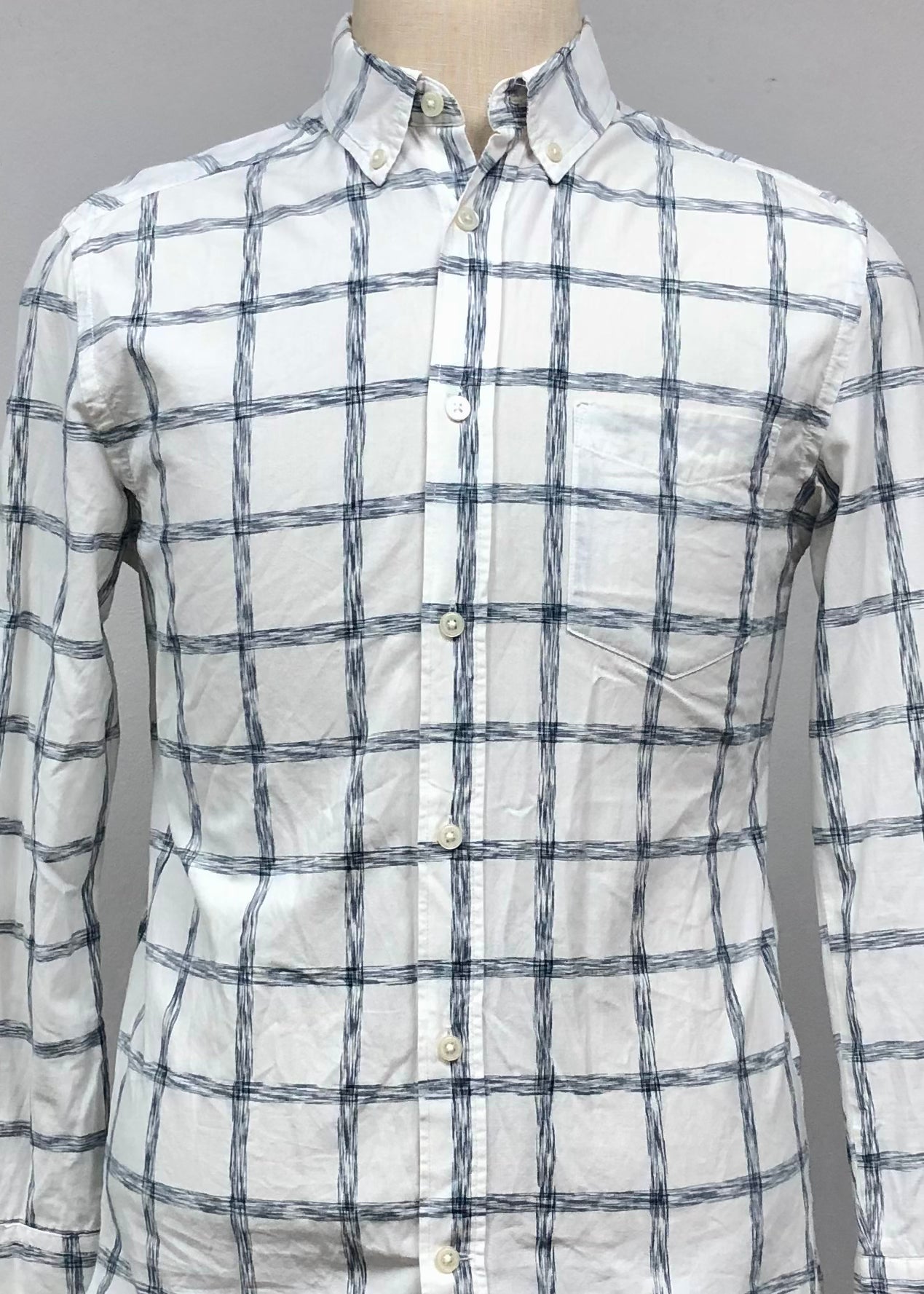 Camisa H&M 🇸🇪 color blanco con cuadros en color azul navy Talla M Entalle Regular