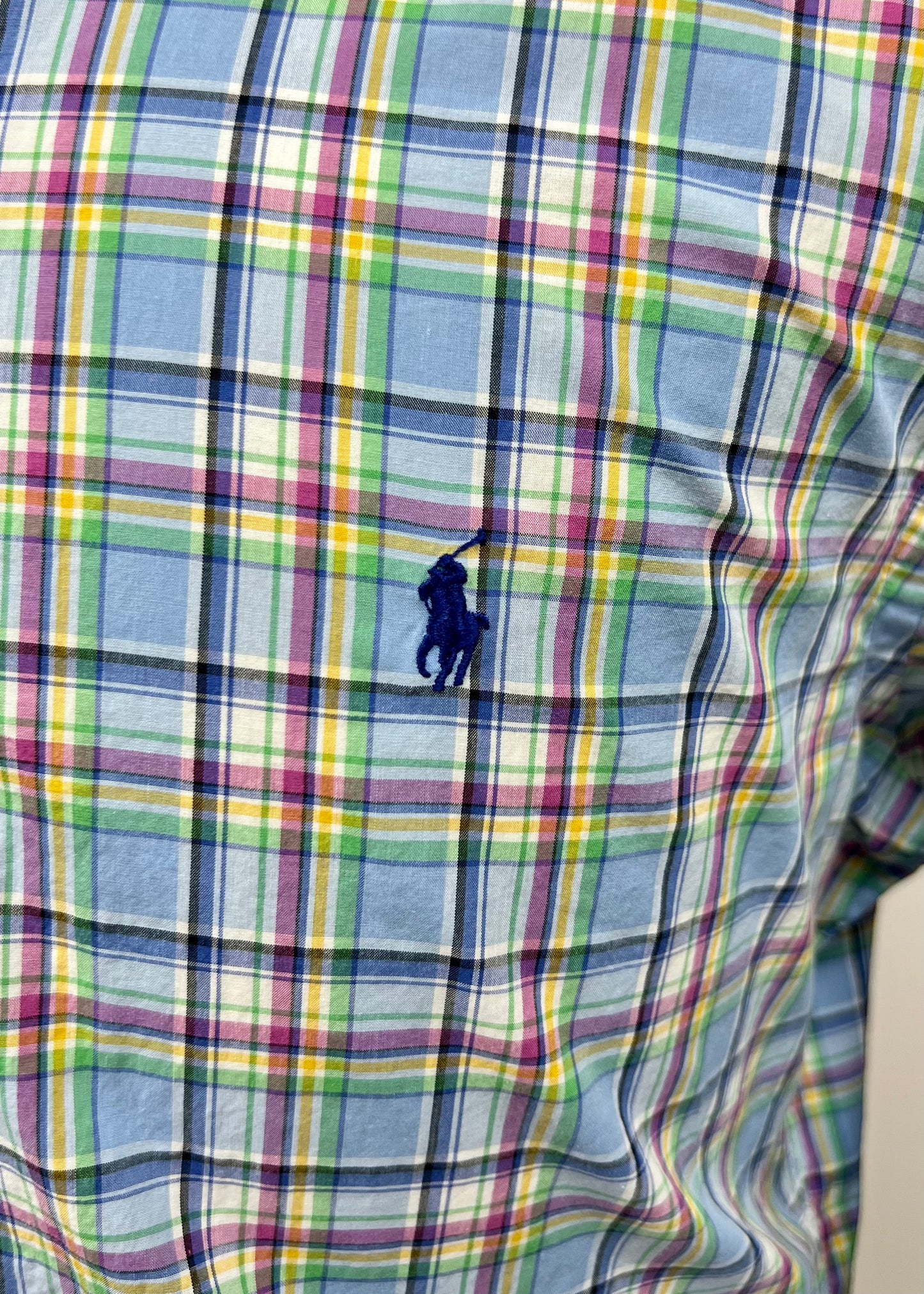 Camisa Polo Ralph Lauren 🏇🏼 color Celeste de cuadros en rosado y verde Talla M Entalle Regular