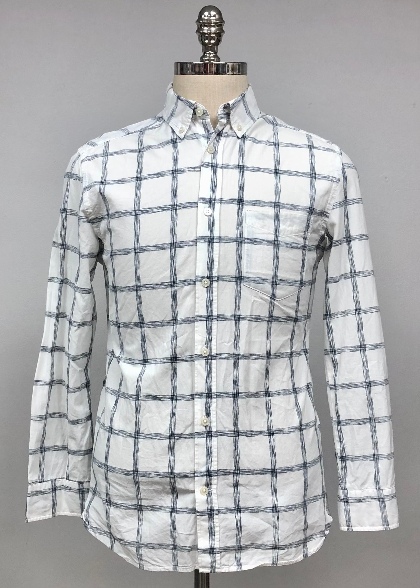 Camisa H&M 🇸🇪 color blanco con cuadros en color azul navy Talla M Entalle Regular