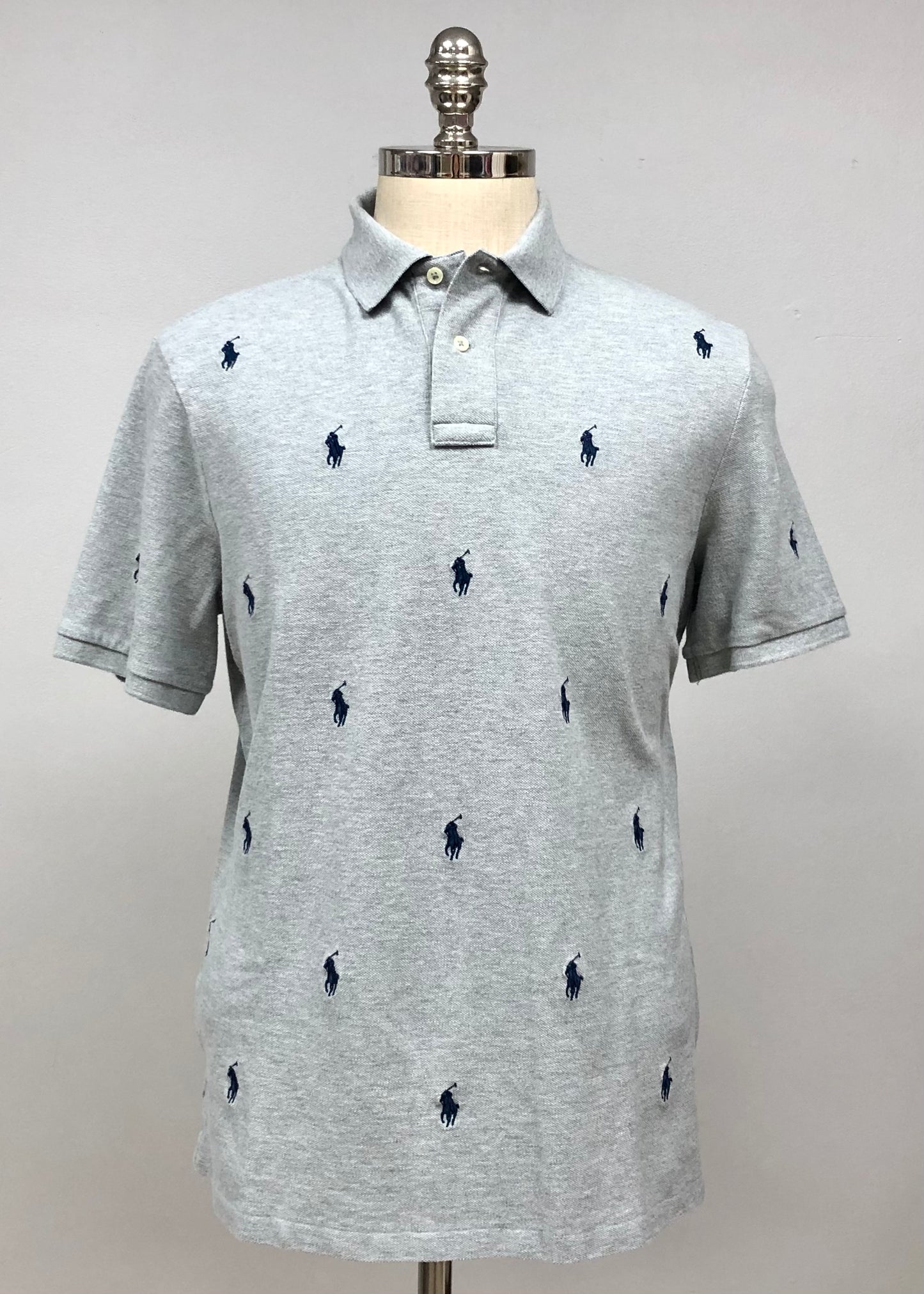 Camiseta Polo Ralph Lauren 🏇🏼 color gris con patrón de logo color azul navy Talla L Entalle Clásico