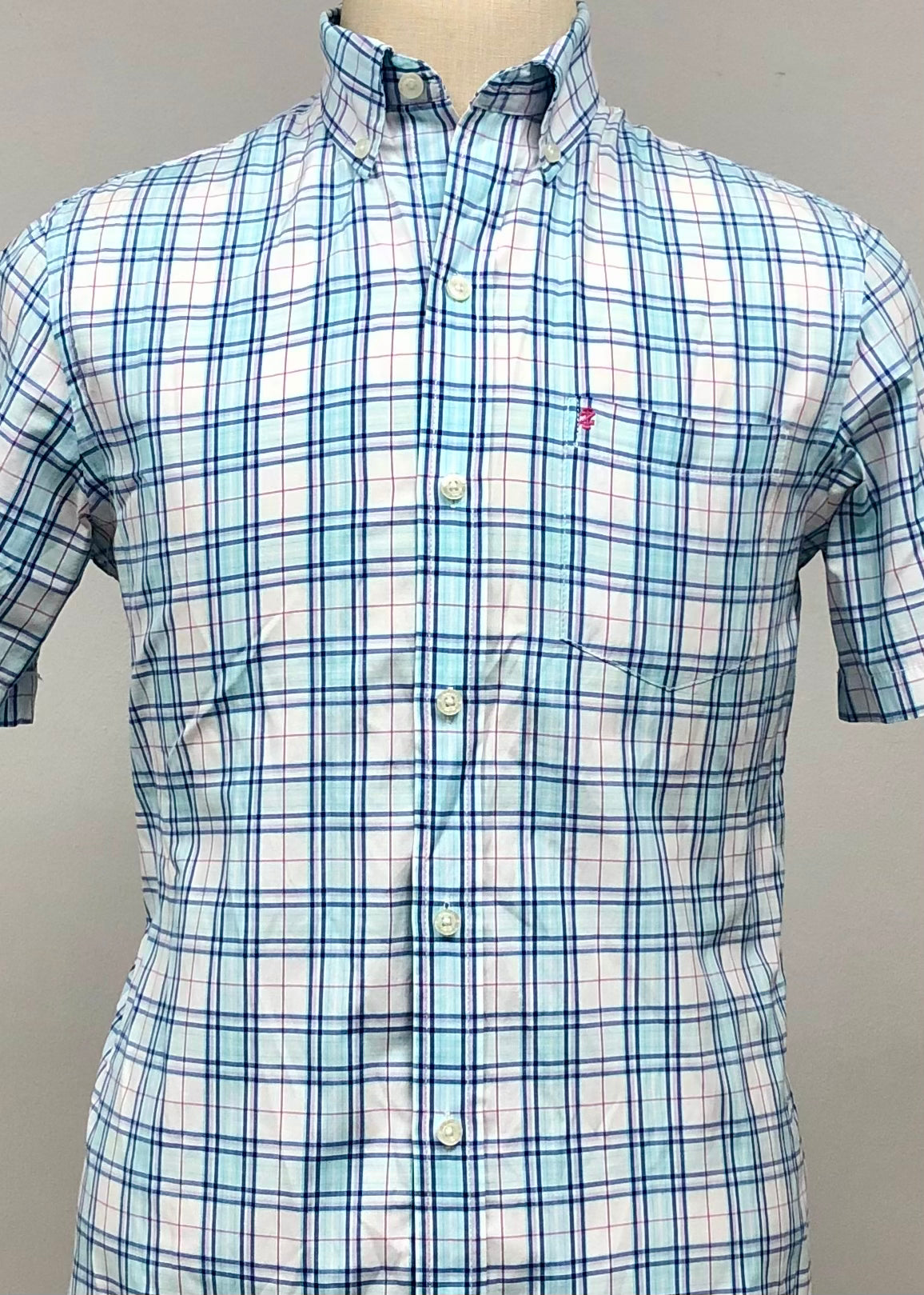 Camisa Izod 🇺🇸 color Blanco con cuadros azul y rojo Talla S Entalle Regular