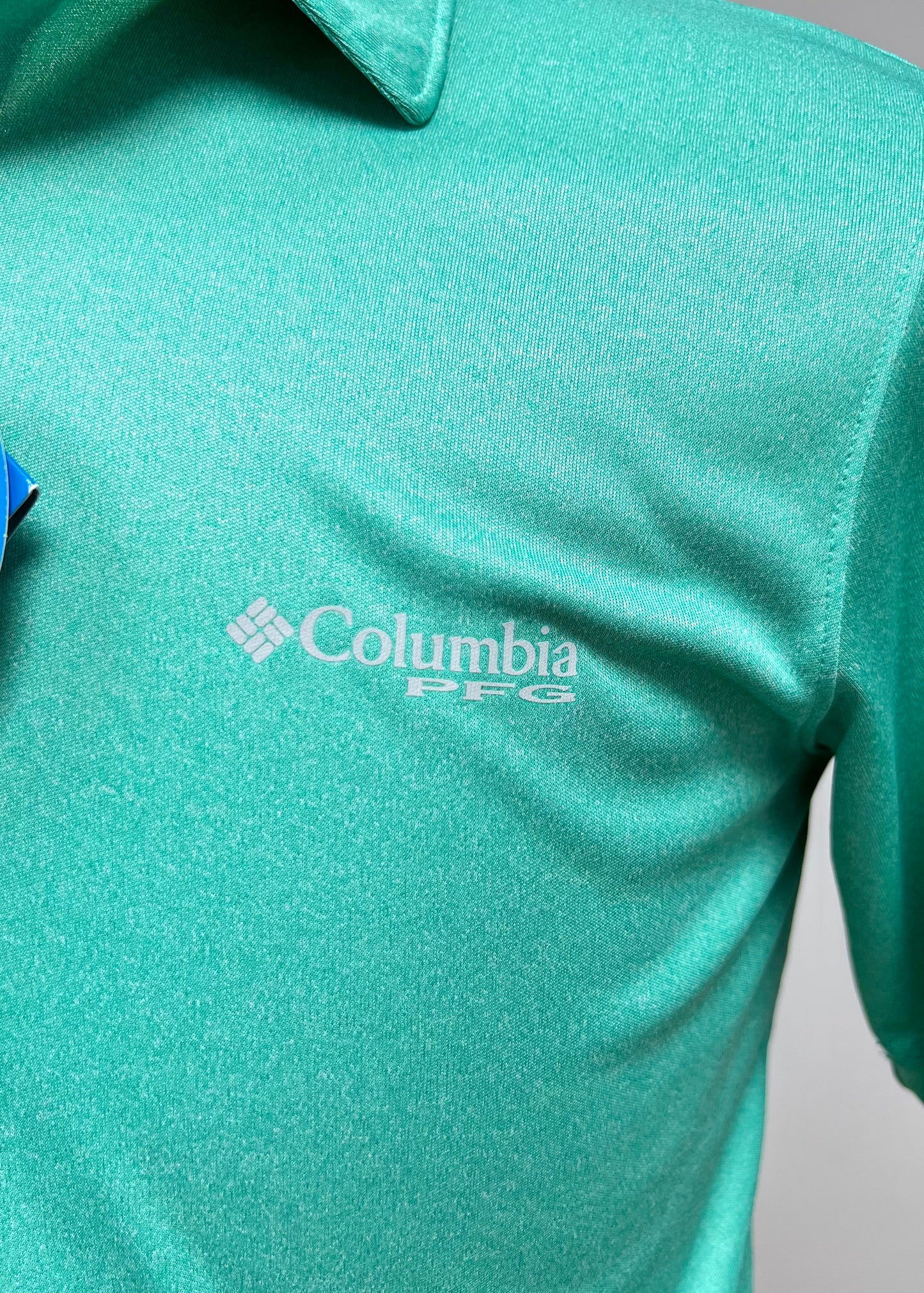 Camiseta Polo Columbia 🔷 Omni Freeze color turquesa Talla S Entalle Regular