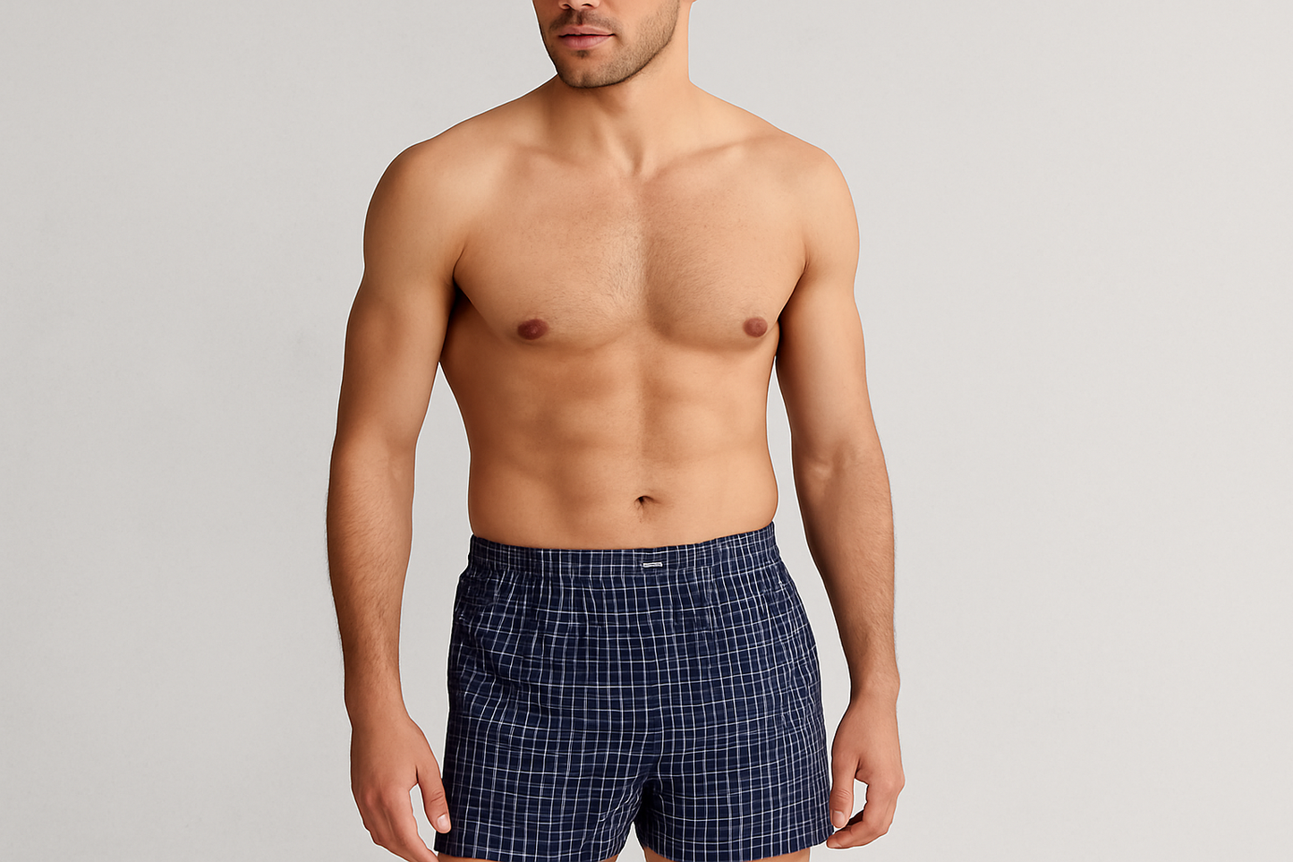 Imagen 1: Modelo atlético con boxer brief a cuadros azul marino - fondo claro