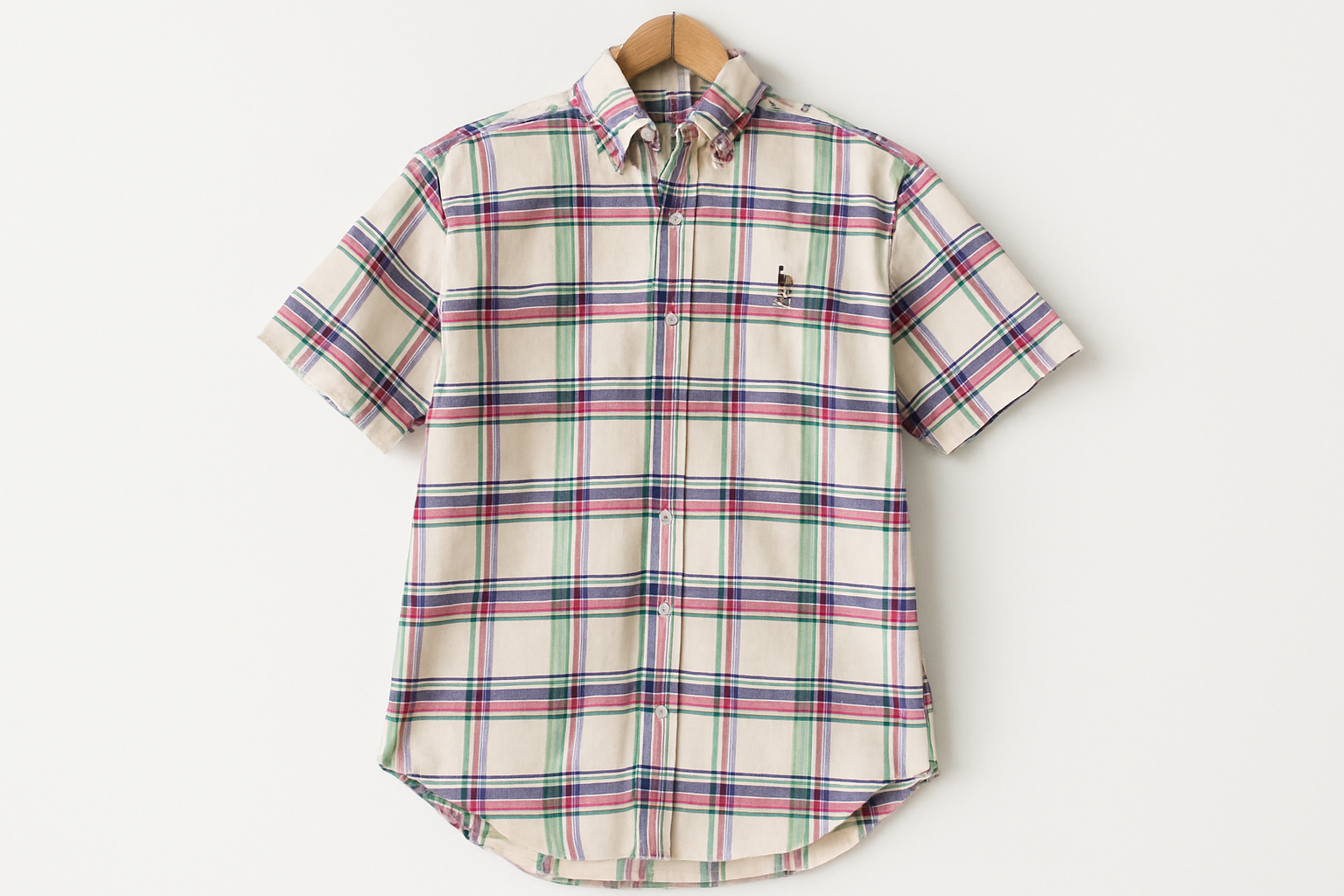 Imagen 2 - Camisa en percha