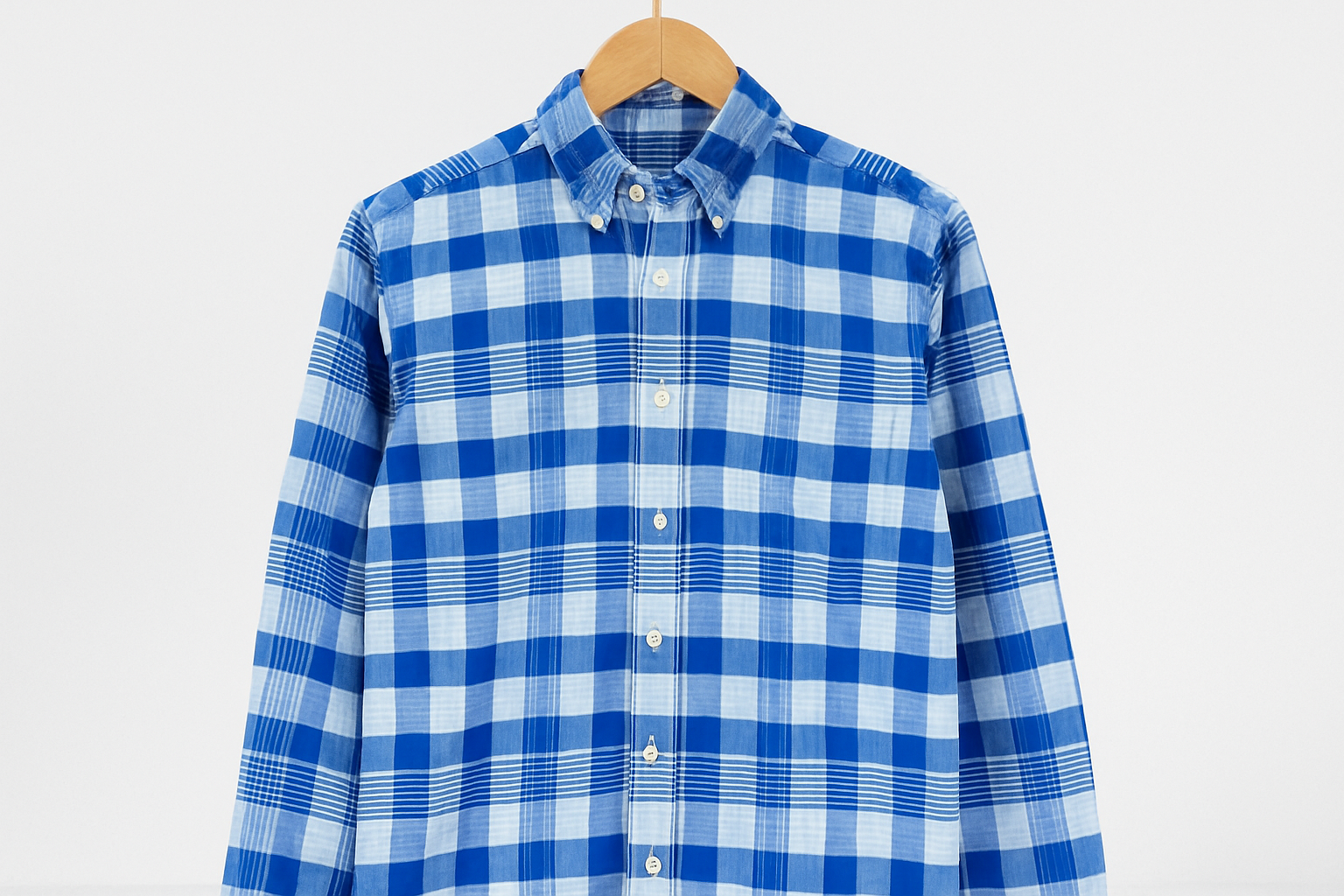 Imagen 2 - Camisa en percha