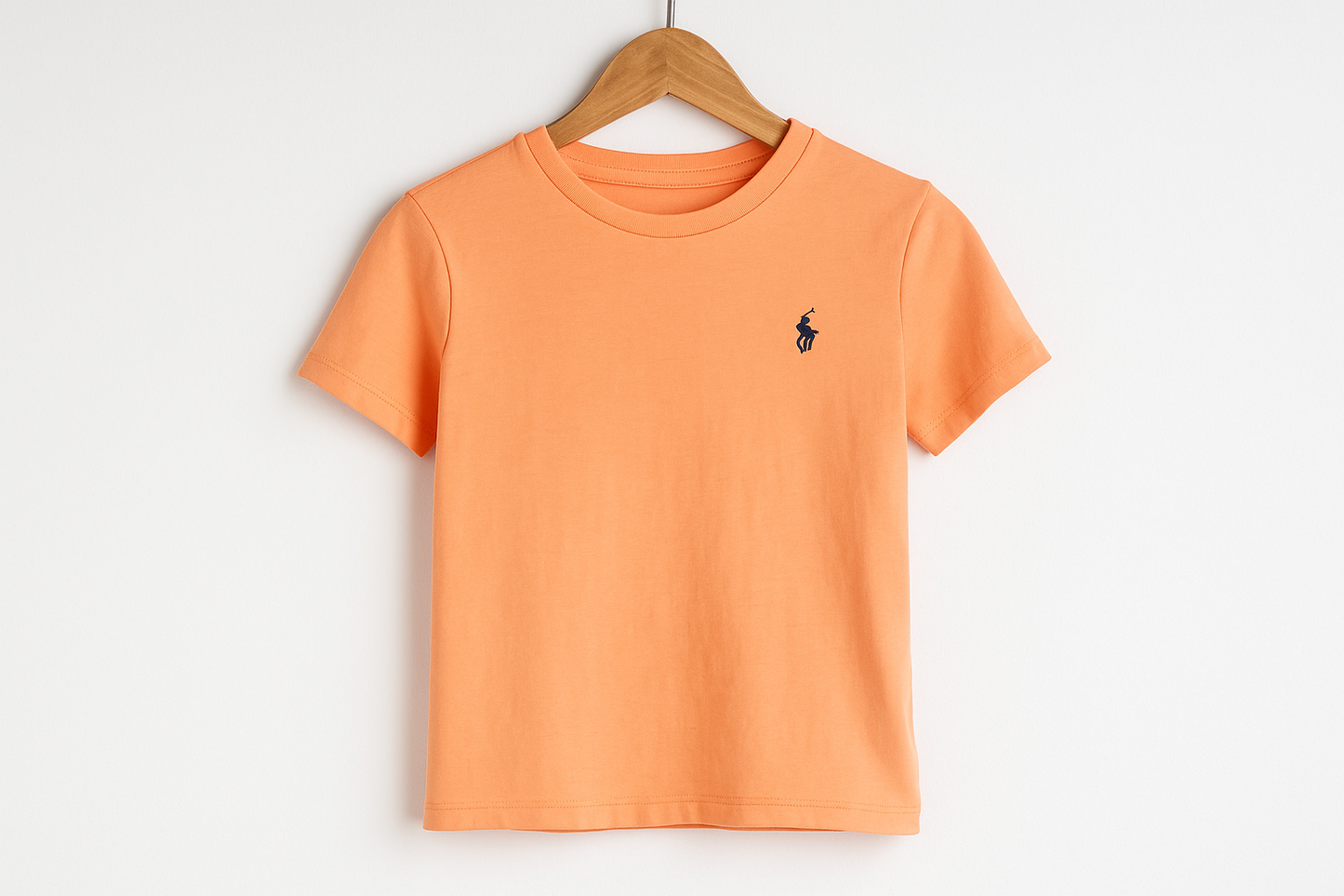 Imagen 2 - Colgada en percha con logo visible